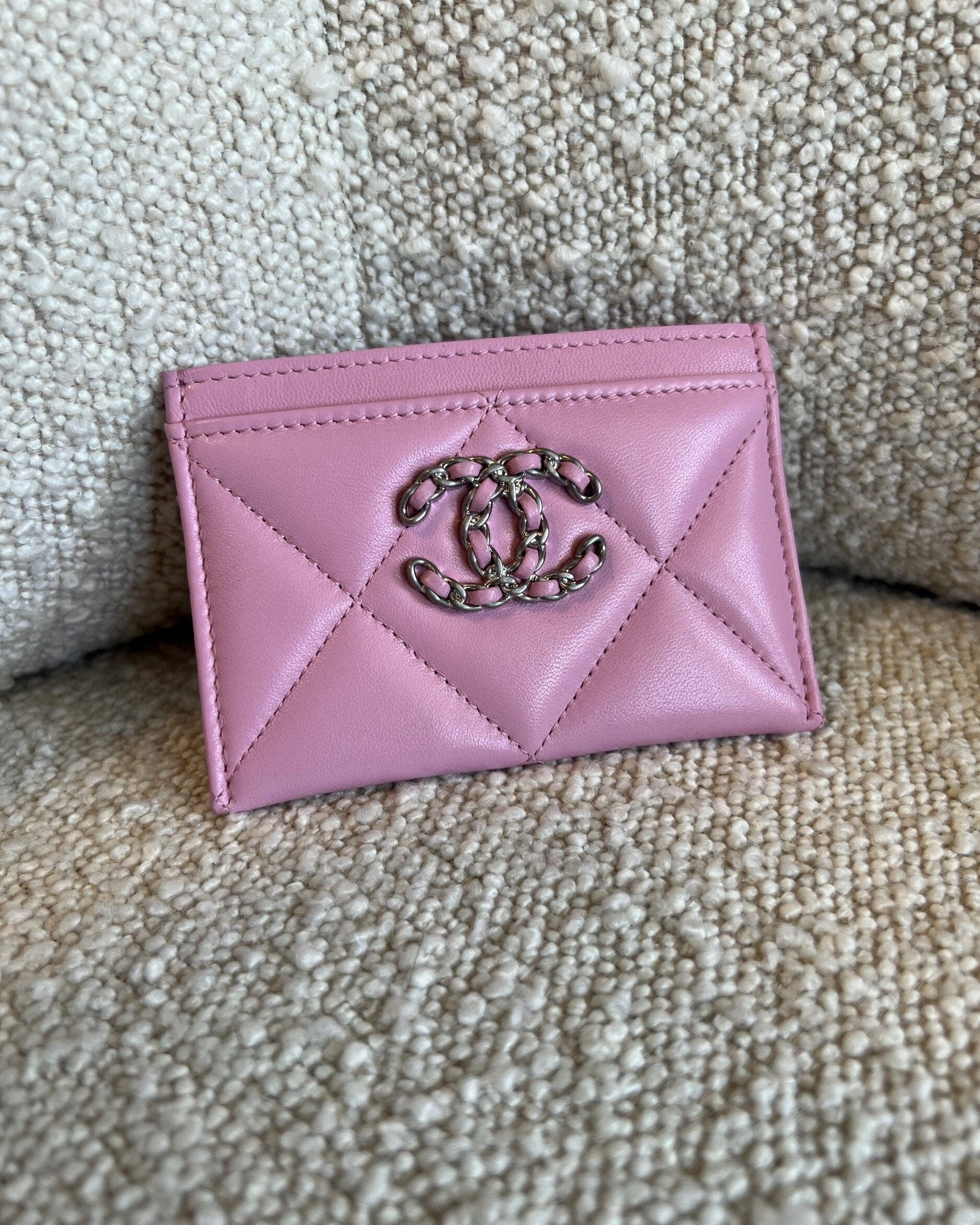 CHANEL Handbag 22S Pink 19 Flap Card Holder -Knockoff
