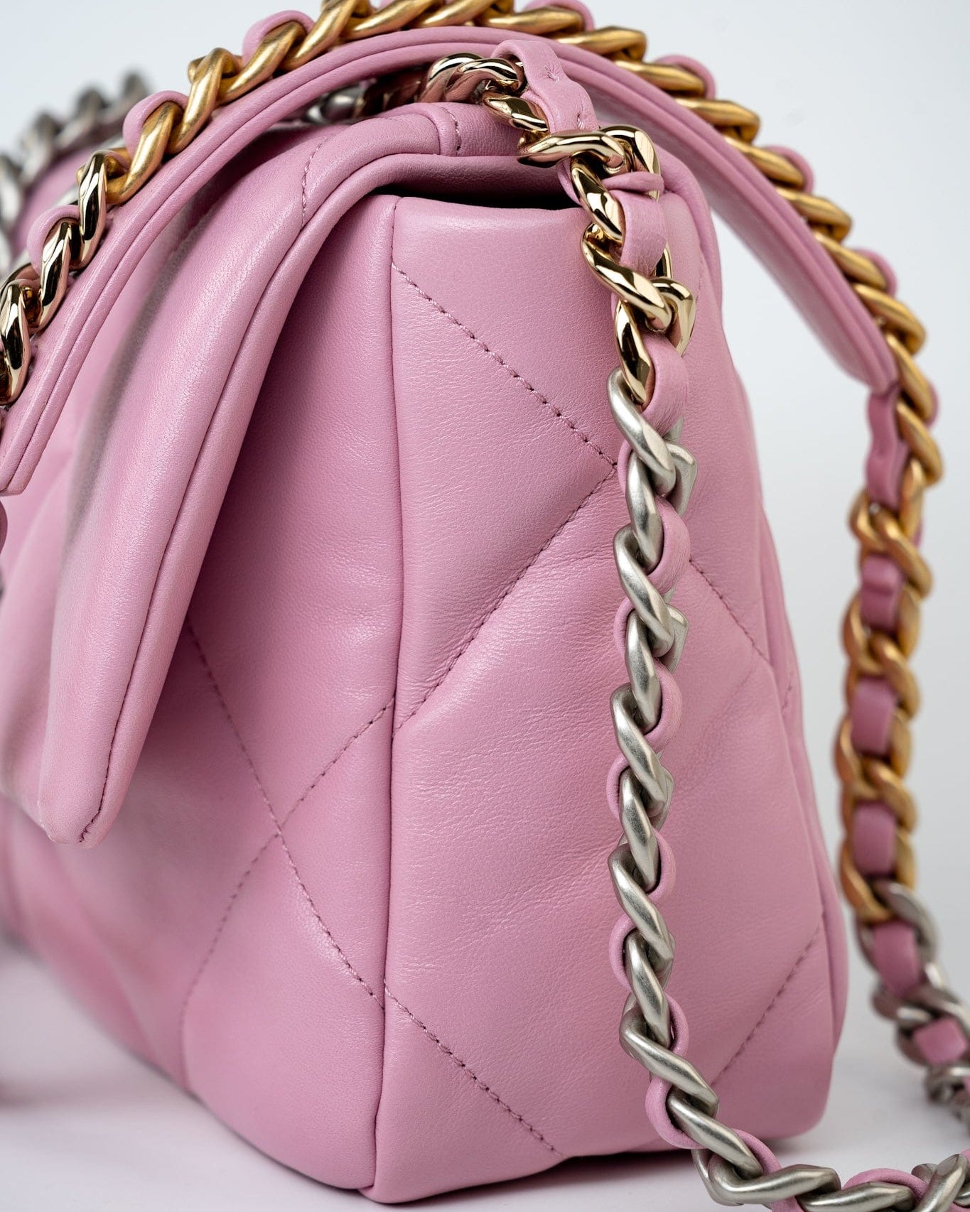 CHANEL Handbag 22S Pink Lambskin Quilted 19 Small Reverse Mixed Hardware -Knockoff
