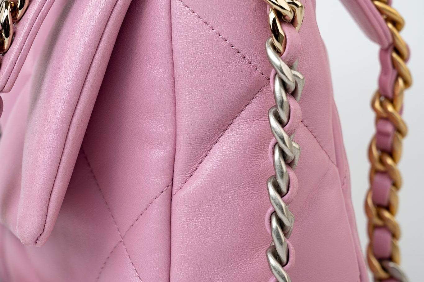 CHANEL Handbag 22S Pink Lambskin Quilted 19 Small Reverse Mixed Hardware -Knockoff
