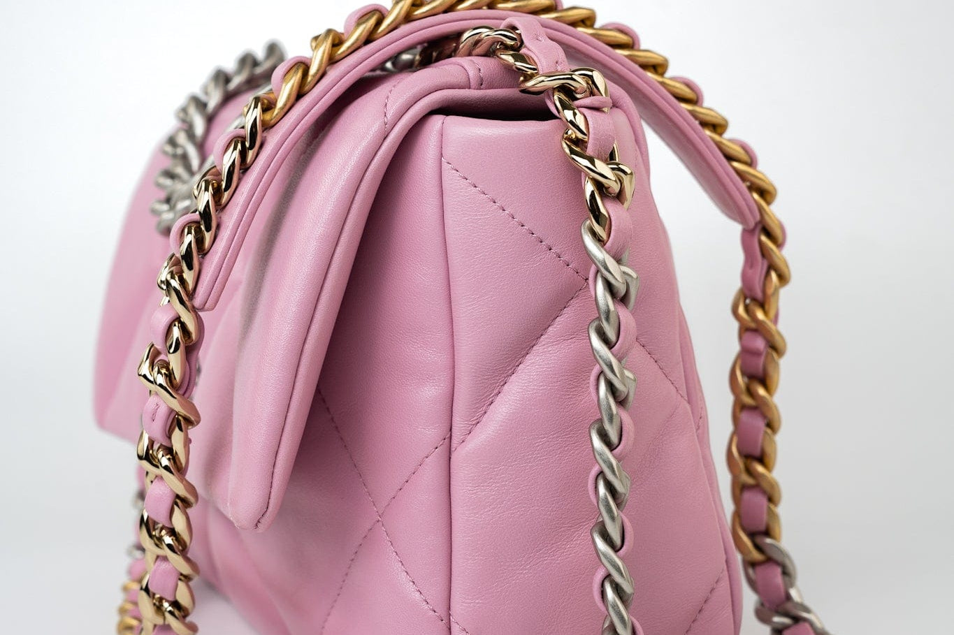 CHANEL Handbag 22S Pink Lambskin Quilted 19 Small Reverse Mixed Hardware -Knockoff
