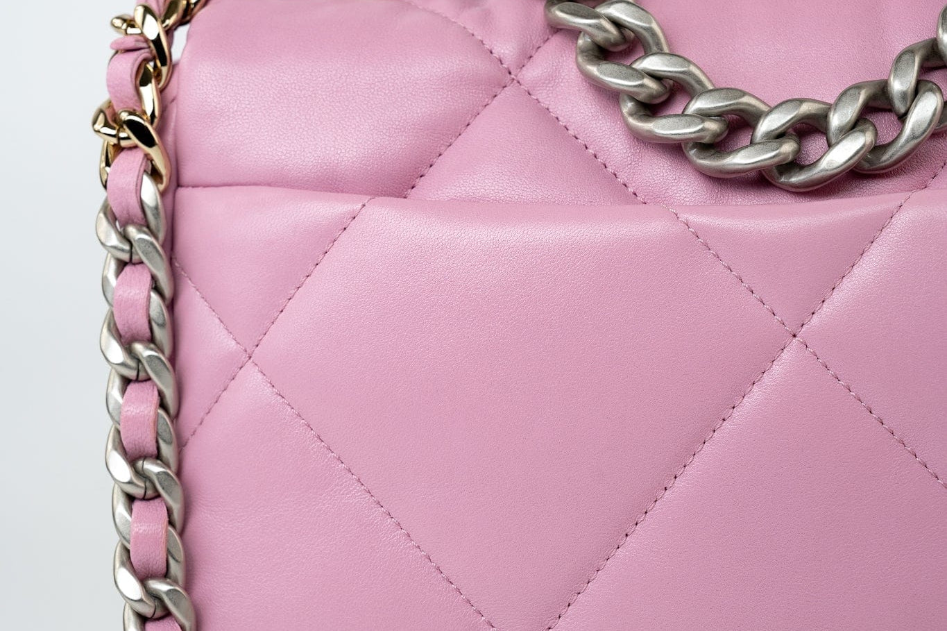 CHANEL Handbag 22S Pink Lambskin Quilted 19 Small Reverse Mixed Hardware -Knockoff
