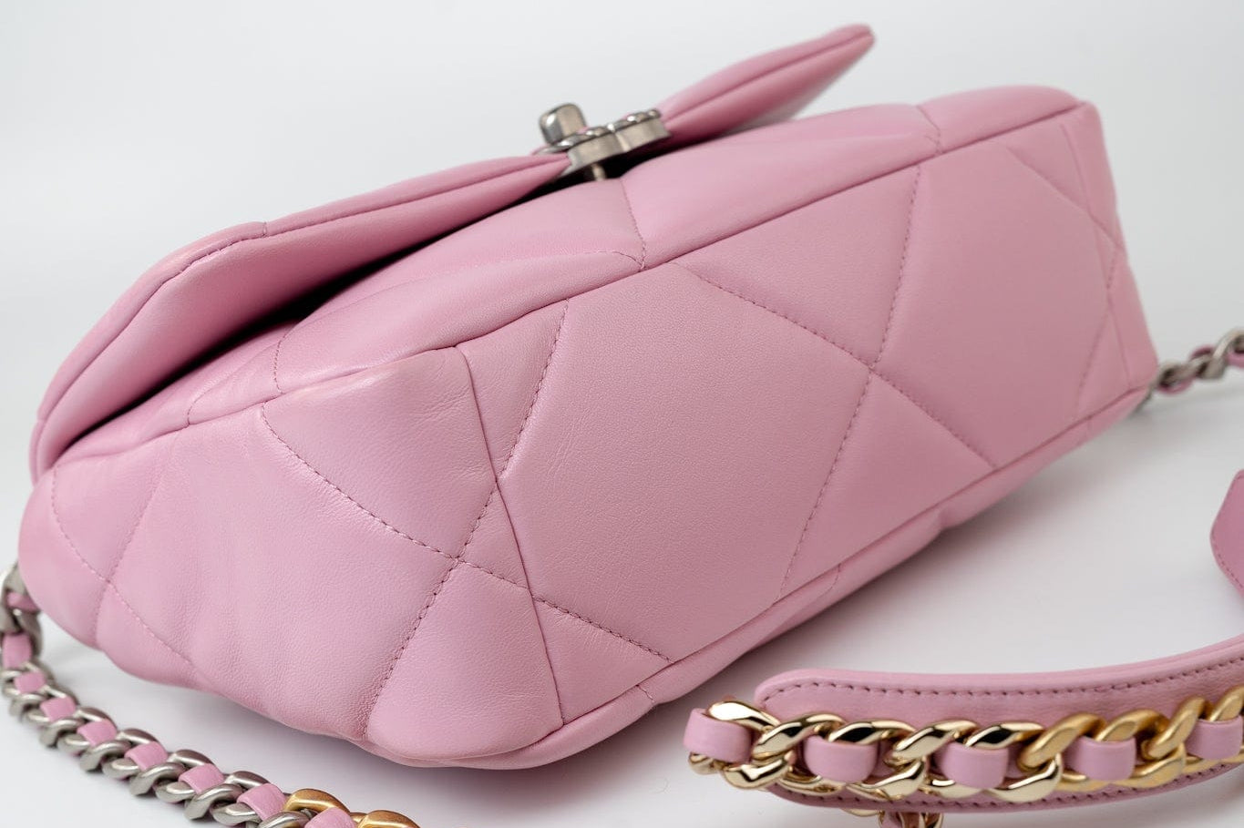 CHANEL Handbag 22S Pink Lambskin Quilted 19 Small Reverse Mixed Hardware -Knockoff
