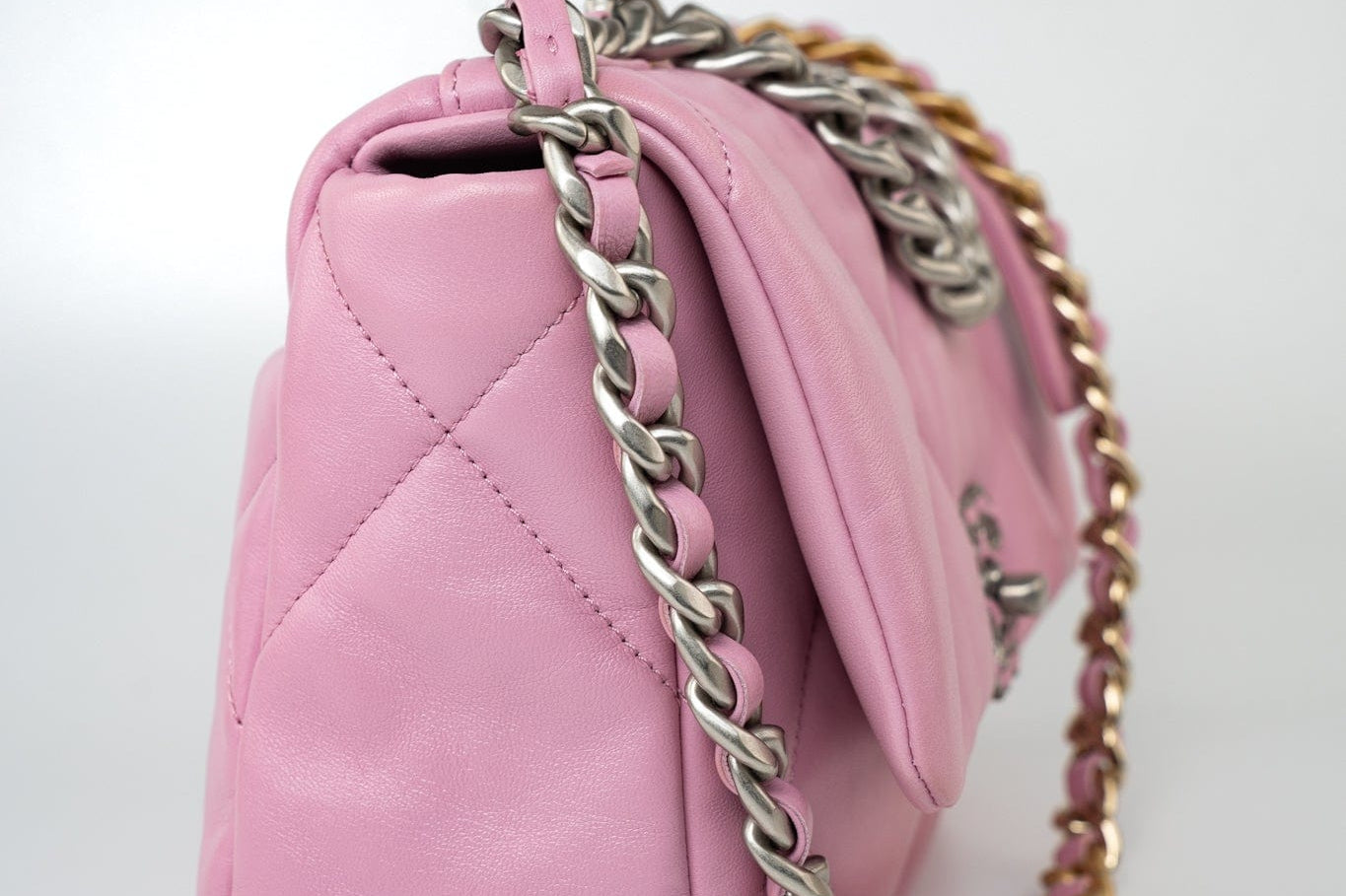 CHANEL Handbag 22S Pink Lambskin Quilted 19 Small Reverse Mixed Hardware -Knockoff
