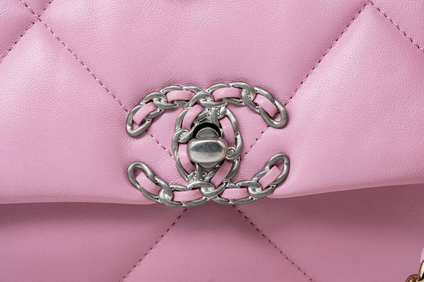 CHANEL Handbag 22S Pink Lambskin Quilted 19 Small Reverse Mixed Hardware -Knockoff
