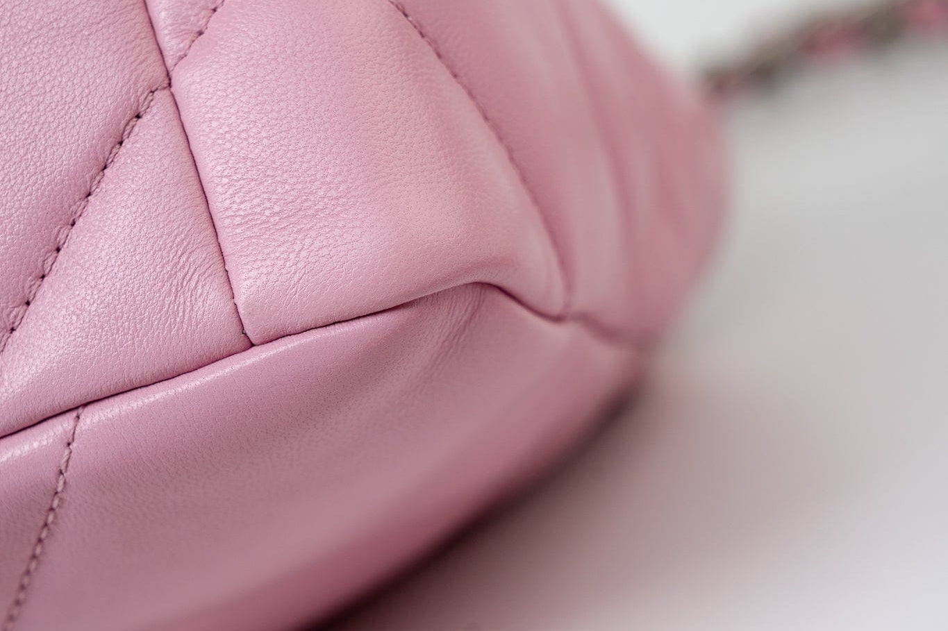 CHANEL Handbag 22S Pink Lambskin Quilted 19 Small Reverse Mixed Hardware -Knockoff
