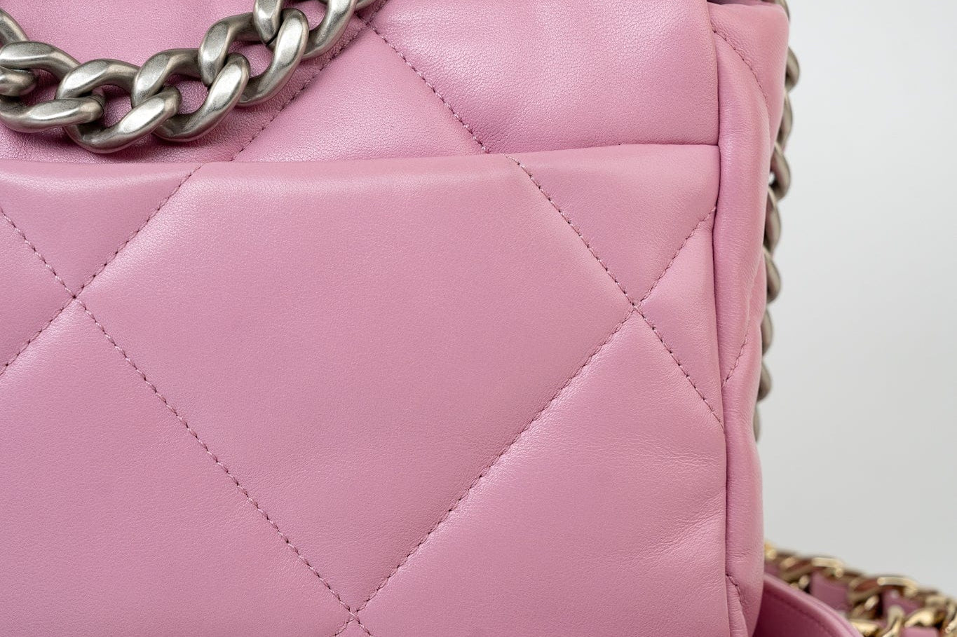 CHANEL Handbag 22S Pink Lambskin Quilted 19 Small Reverse Mixed Hardware -Knockoff
