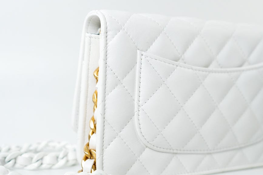 CHANEL Handbag 22S White Lambskin Quilted Wallet on Chain (WOC) -Knockoff
