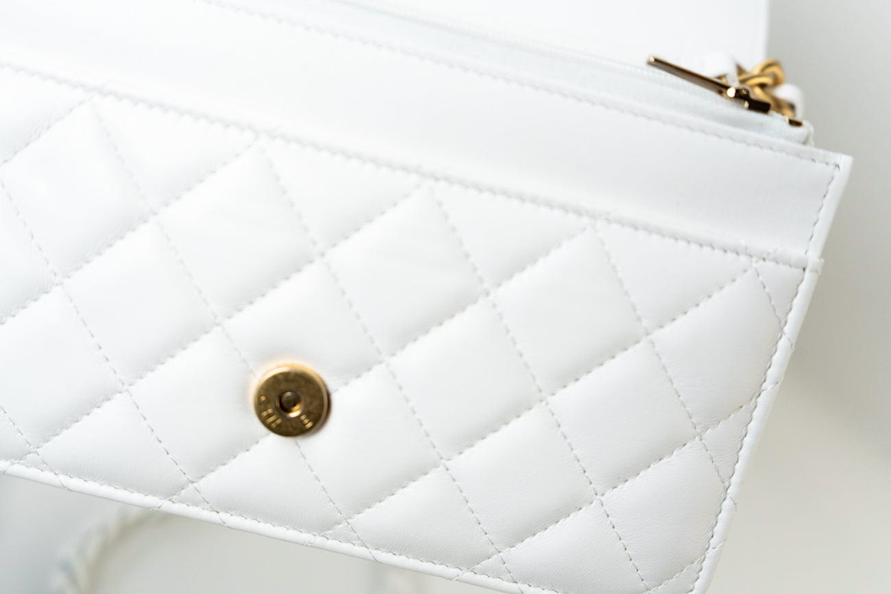 CHANEL Handbag 22S White Lambskin Quilted Wallet on Chain (WOC) -Knockoff
