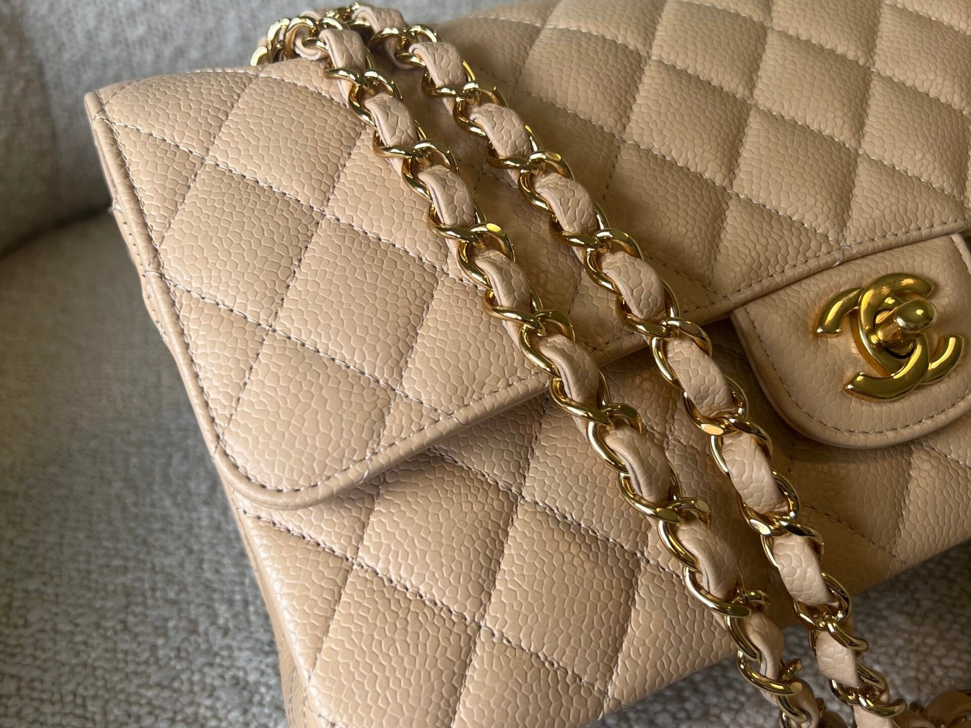 CHANEL Handbag Beige Clair Caviar Quilted Classic Flap Medium GHW -Knockoff
