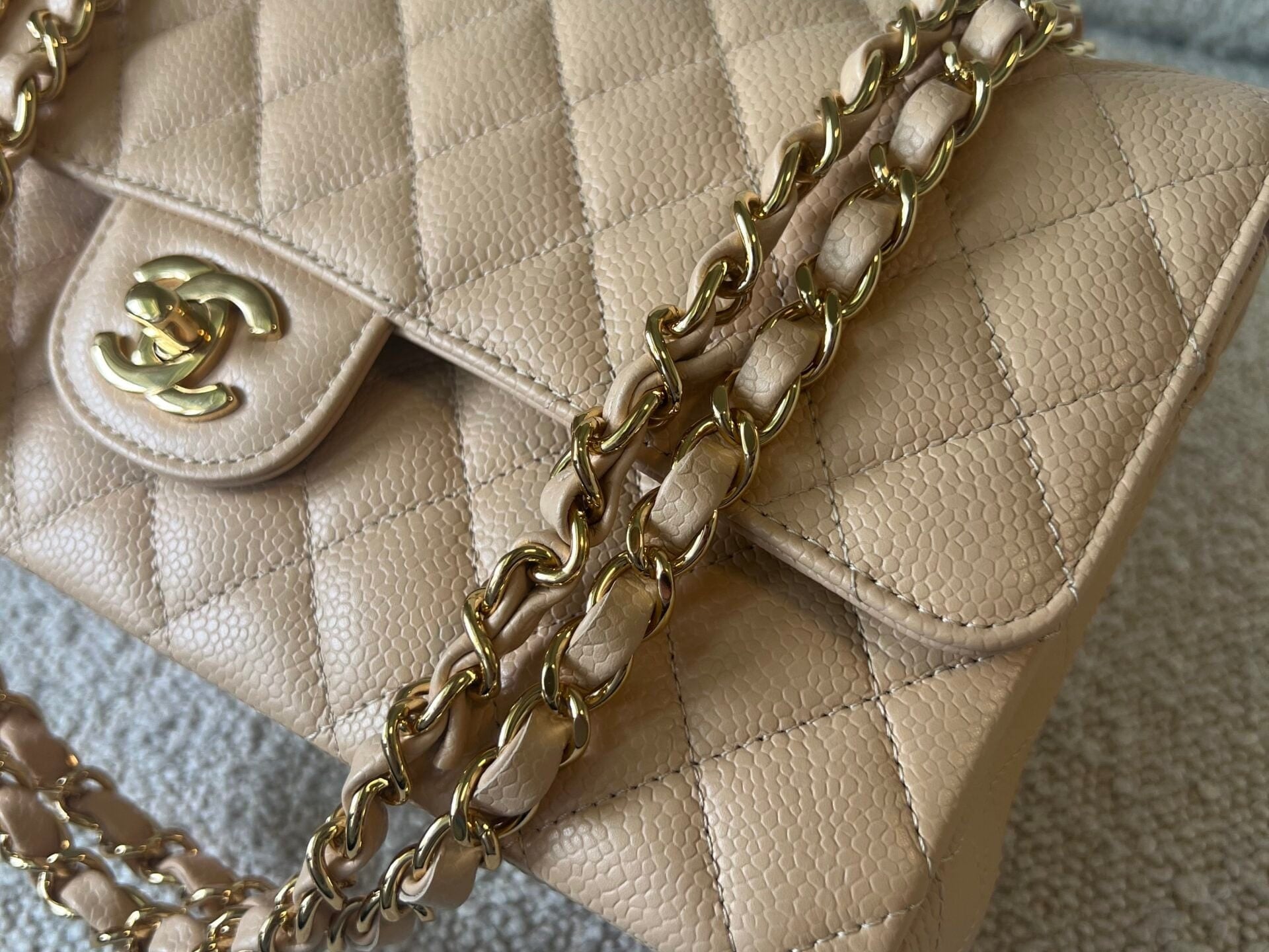 CHANEL Handbag Beige Clair Caviar Quilted Classic Flap Medium GHW -Knockoff
