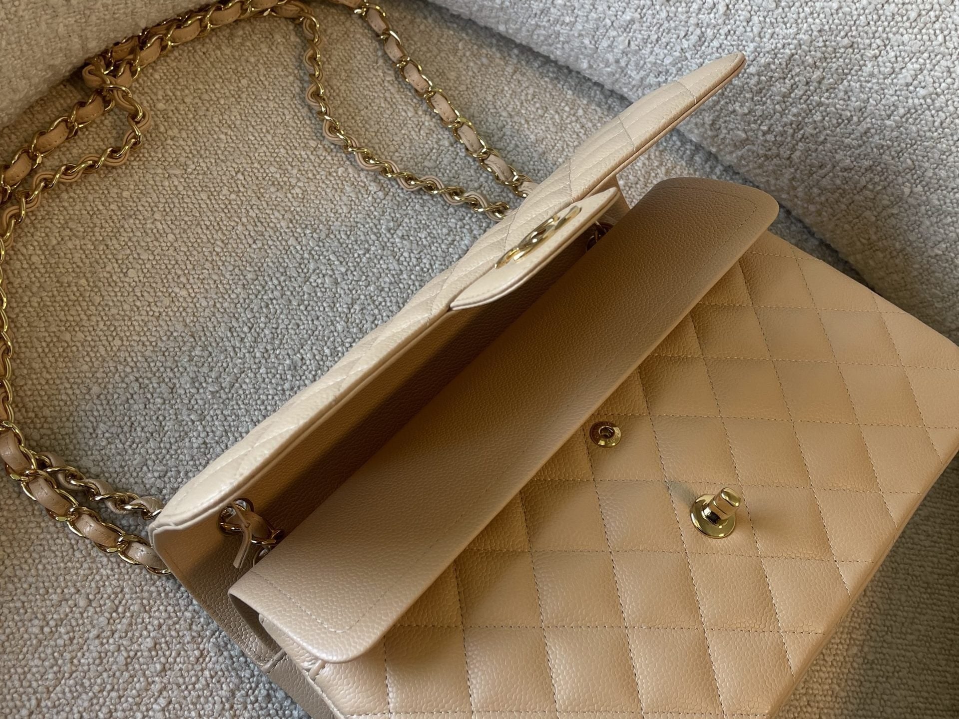 CHANEL Handbag Beige Clair Caviar Quilted Jumbo Classic Flap LGHW -Knockoff
