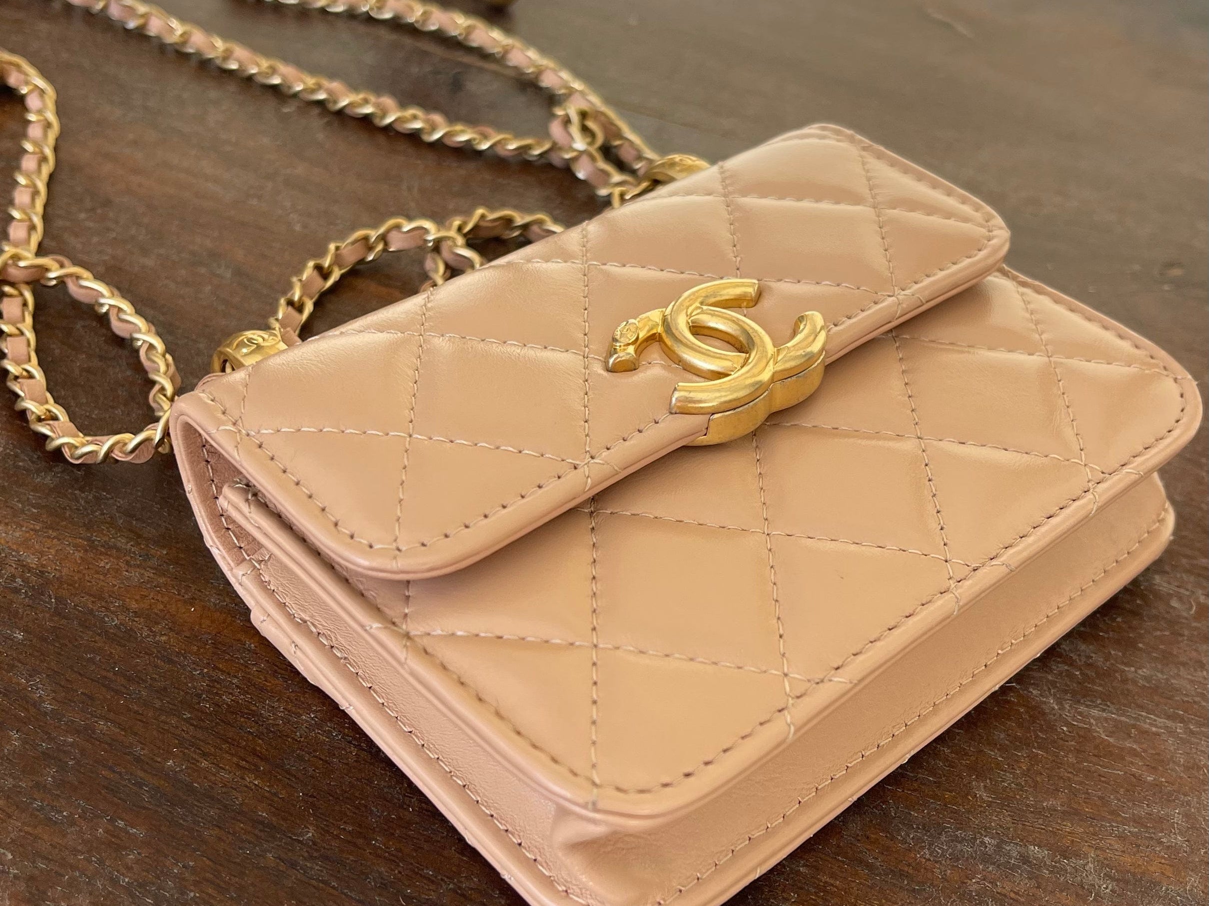 CHANEL Handbag Beige Micro Lambskin Quilted Coin Purse with Chain Aged Gold Hardware -Knockoff
