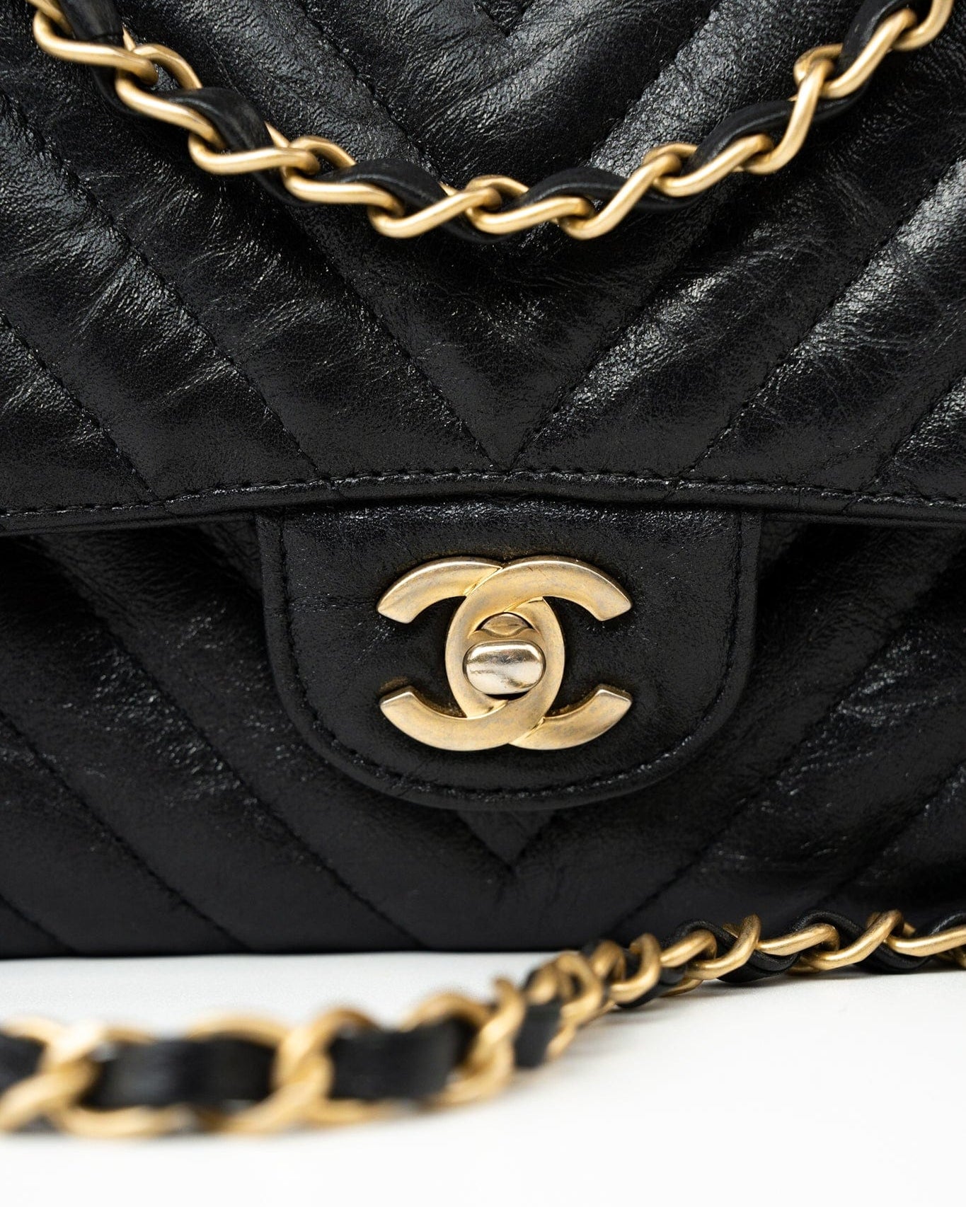 CHANEL Handbag Black 18B Metallic Black Crumpled Calfskin Chevron Classic Flap Medium Aged Gold Hardware -Knockoff
