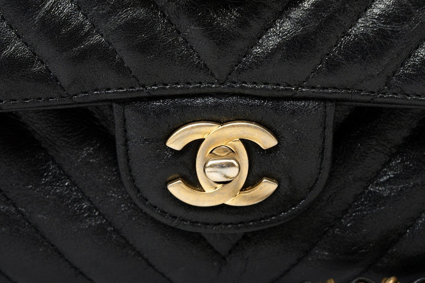 CHANEL Handbag Black 18B Metallic Black Crumpled Calfskin Chevron Classic Flap Medium Aged Gold Hardware -Knockoff
