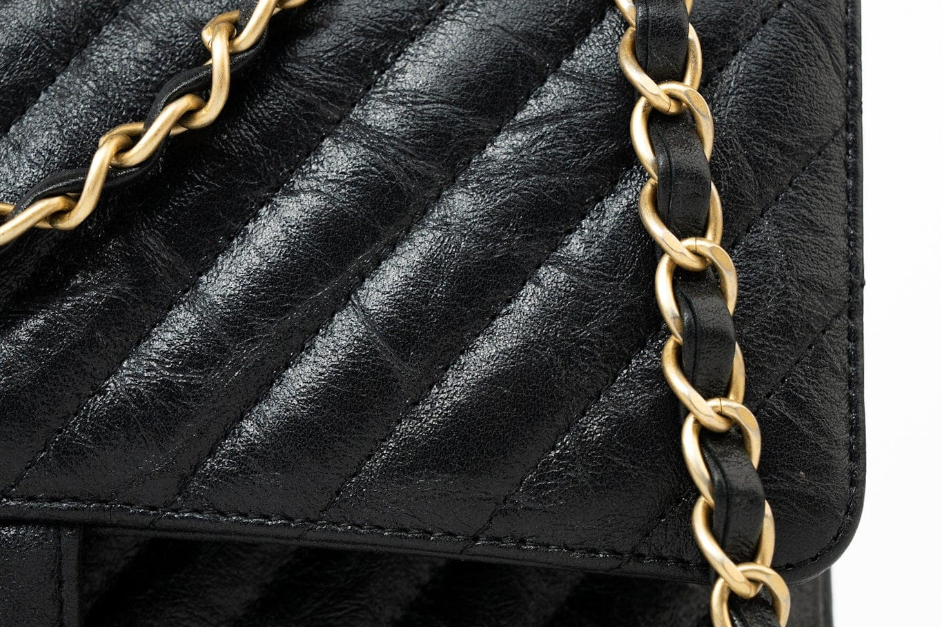 CHANEL Handbag Black 18B Metallic Black Crumpled Calfskin Chevron Classic Flap Medium Aged Gold Hardware -Knockoff
