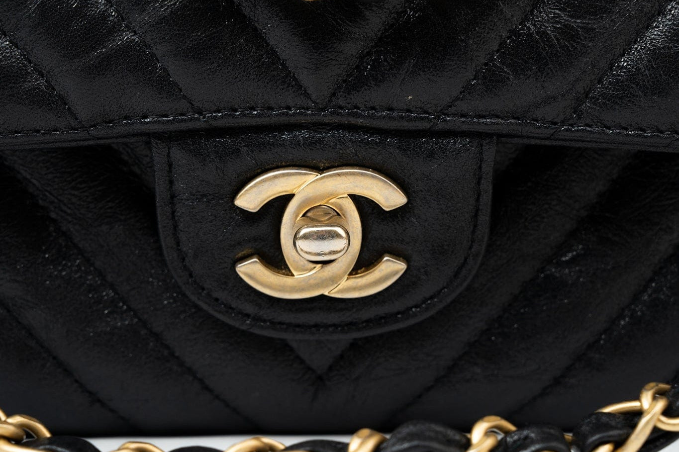 CHANEL Handbag Black 18B Metallic Black Crumpled Calfskin Chevron Classic Flap Medium Aged Gold Hardware -Knockoff
