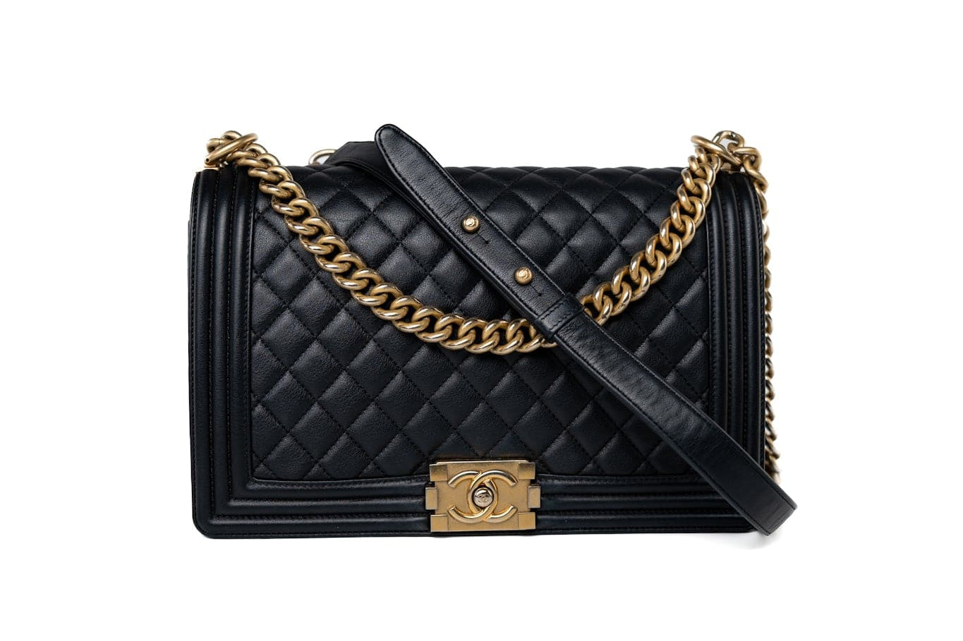 CHANEL Handbag Black Black Lambskin Quilted New Medium Boy Bag Aged Gold Hardware -Knockoff
