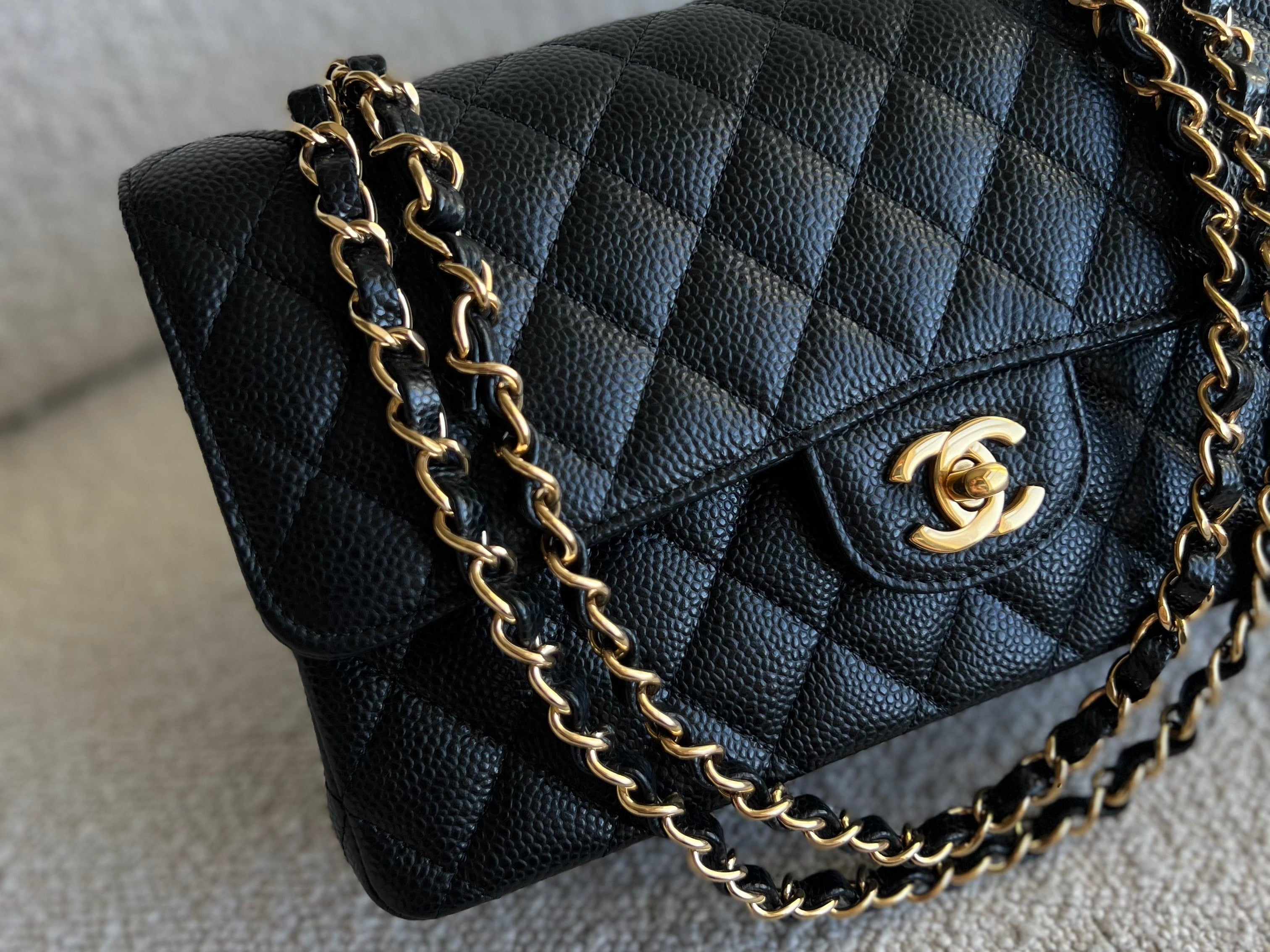 CHANEL Handbag Black Caviar Quilted Classic Flap Medium GHW -Knockoff
