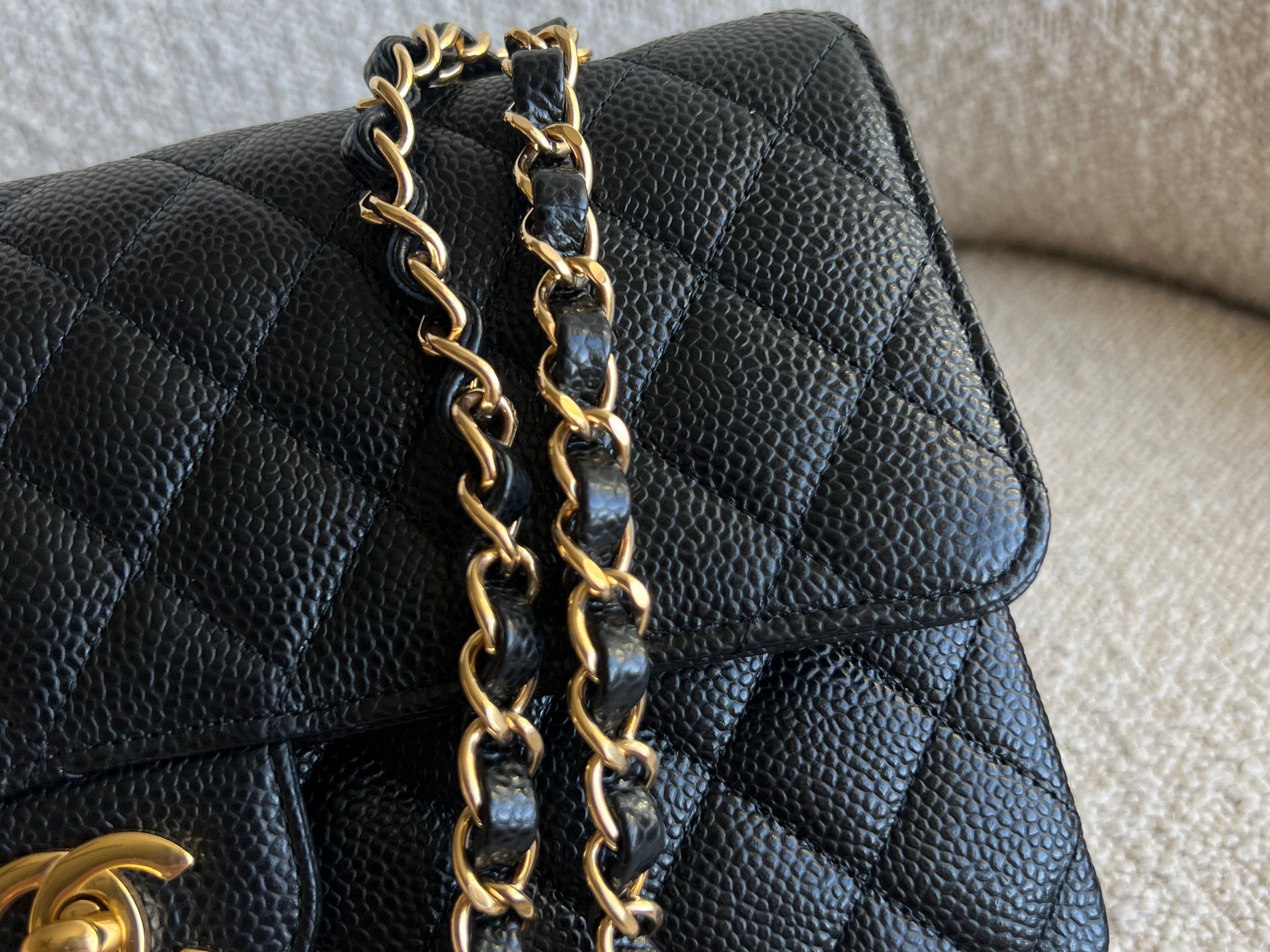 CHANEL Handbag Black Caviar Quilted Classic Flap Medium GHW -Knockoff
