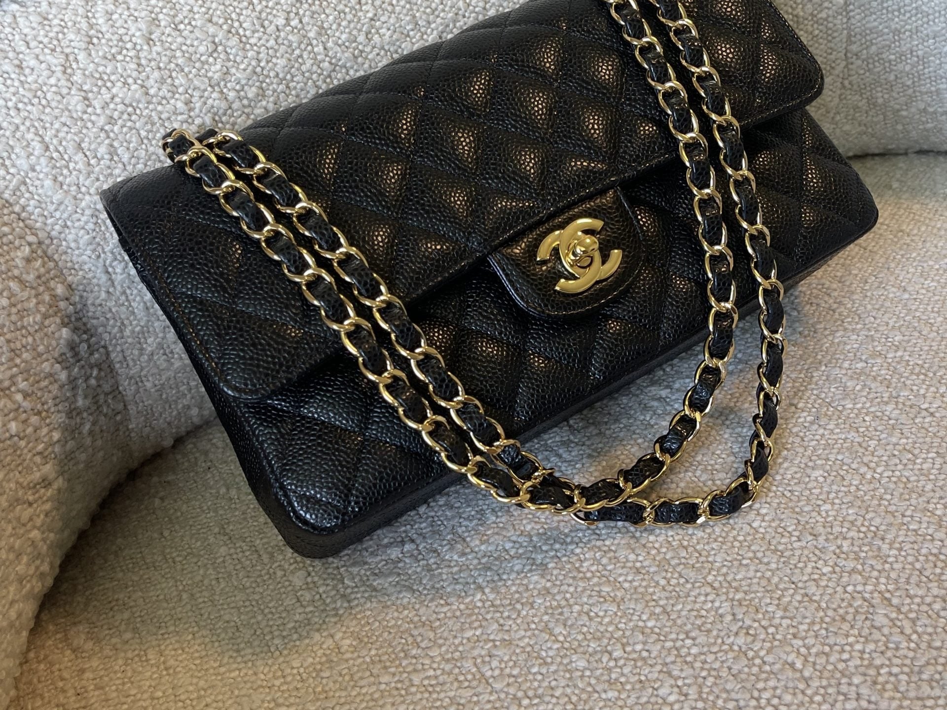 CHANEL Handbag Black Caviar Quilted Classic Flap Medium LGHW -Knockoff
