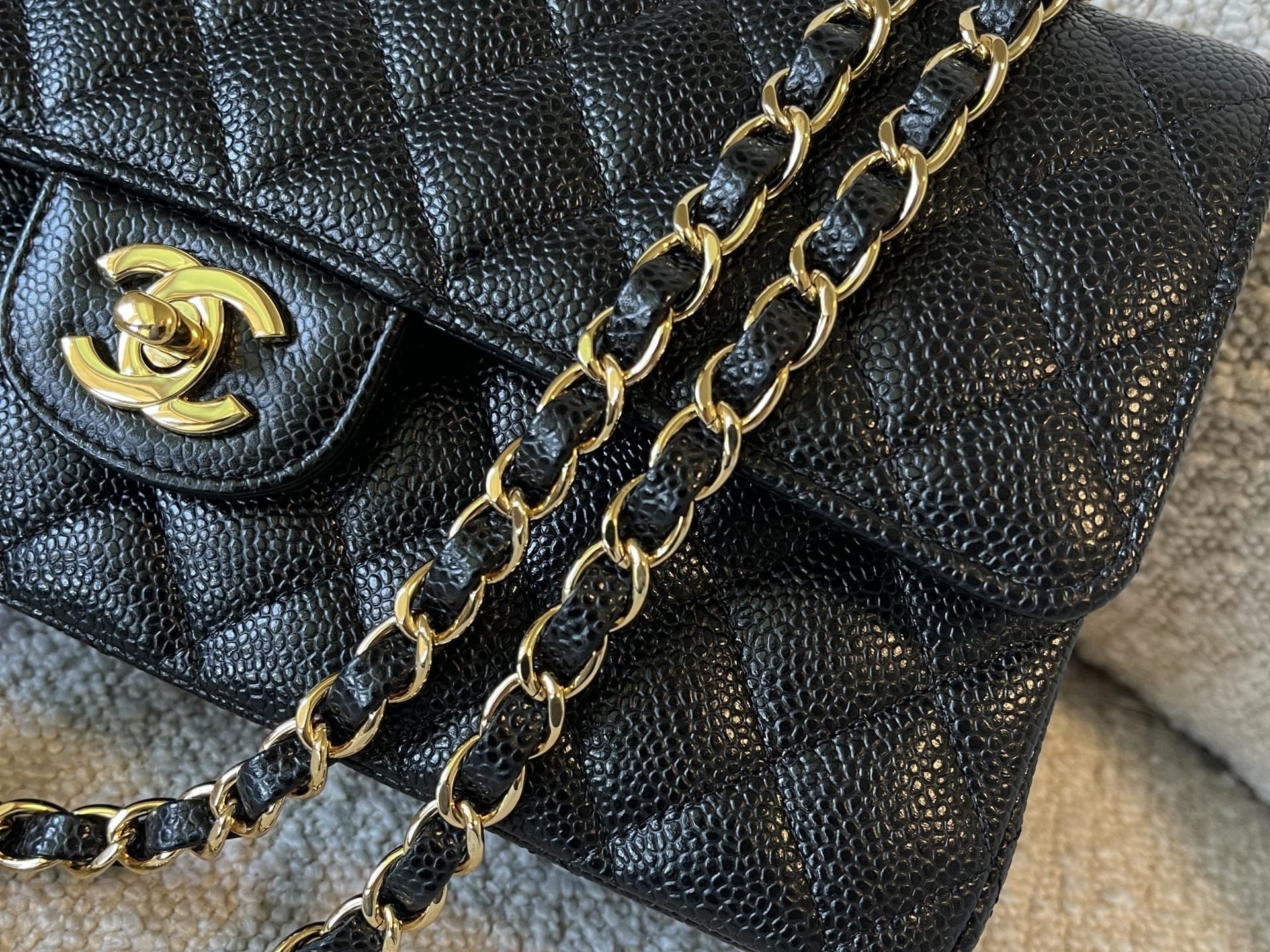 CHANEL Handbag Black Caviar Quilted Classic Flap Medium LGHW -Knockoff
