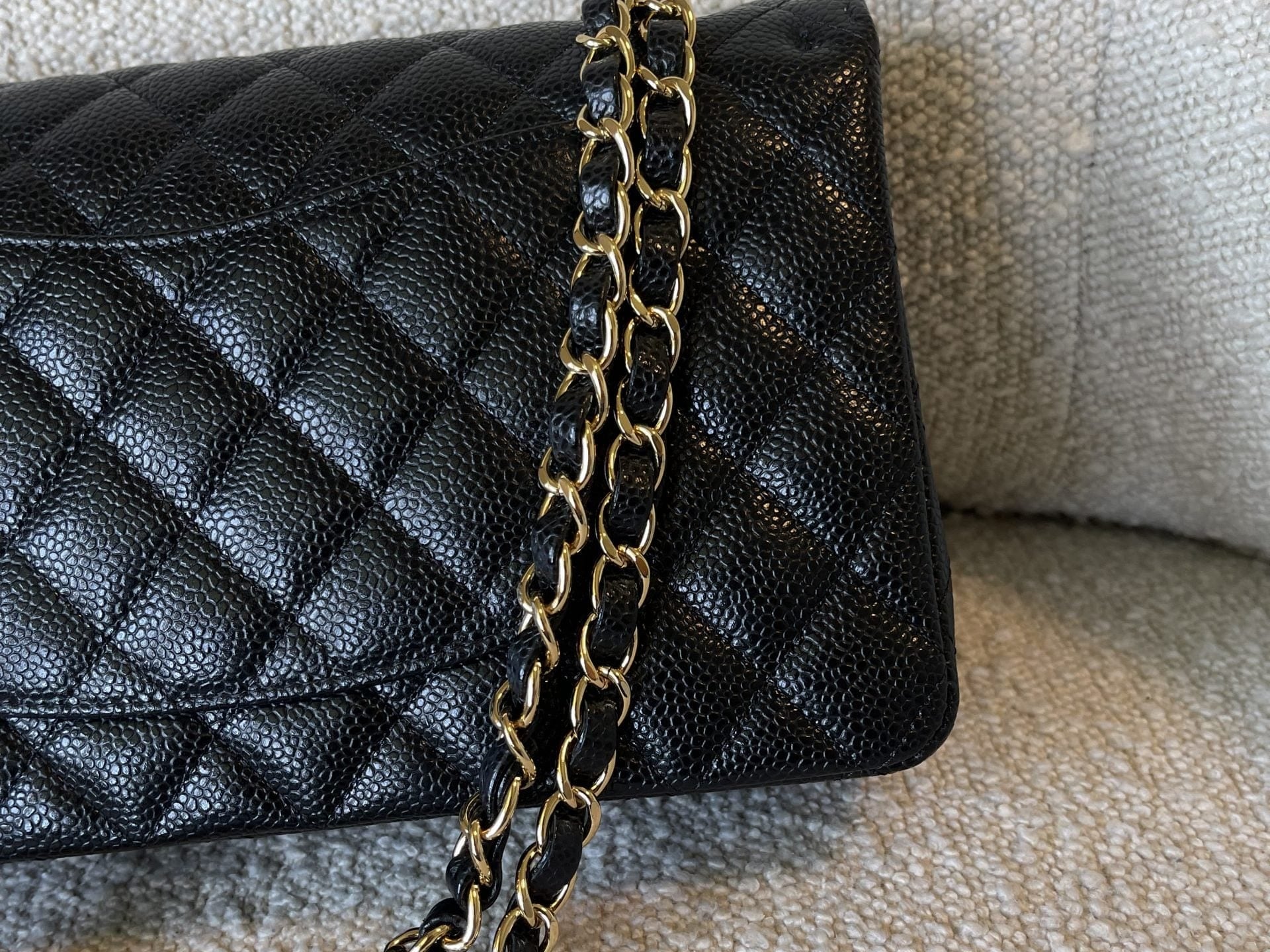 CHANEL Handbag Black Caviar Quilted Classic Flap Medium LGHW -Knockoff
