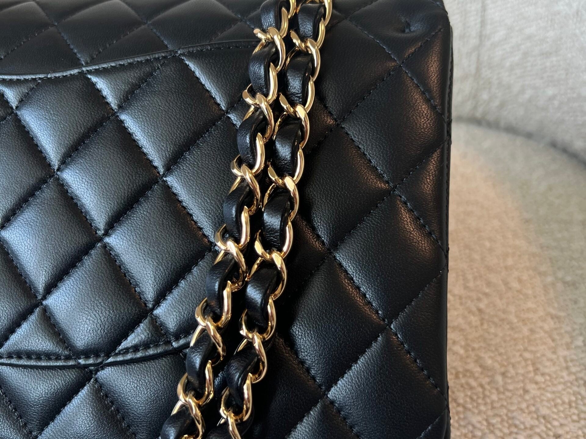 CHANEL Handbag Black Lambskin Quilted Classic Flap Medium GHW -Knockoff
