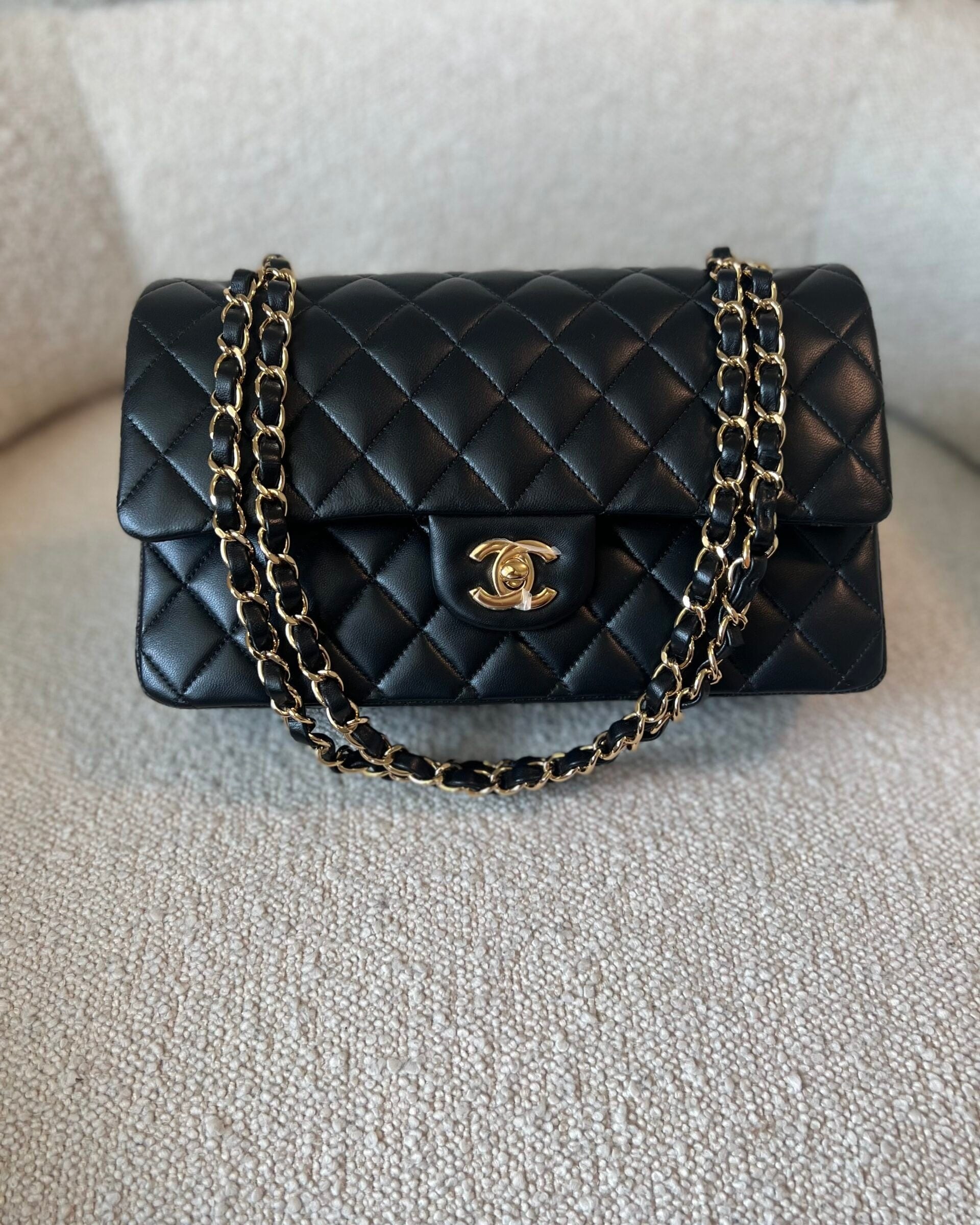 CHANEL Handbag Black Lambskin Quilted Classic Flap Medium GHW -Knockoff
