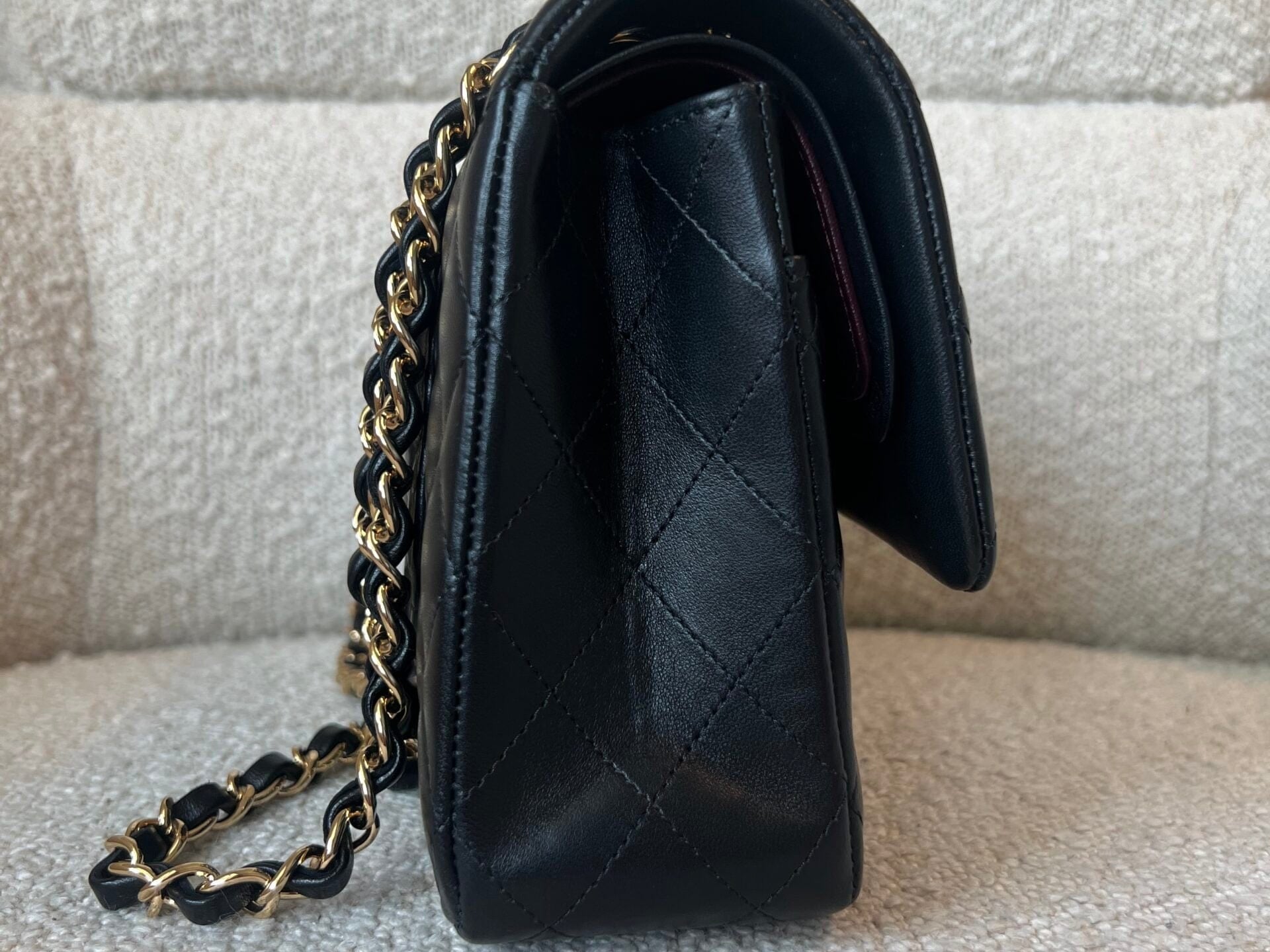 CHANEL Handbag Black Lambskin Quilted Classic Flap Medium GHW -Knockoff
