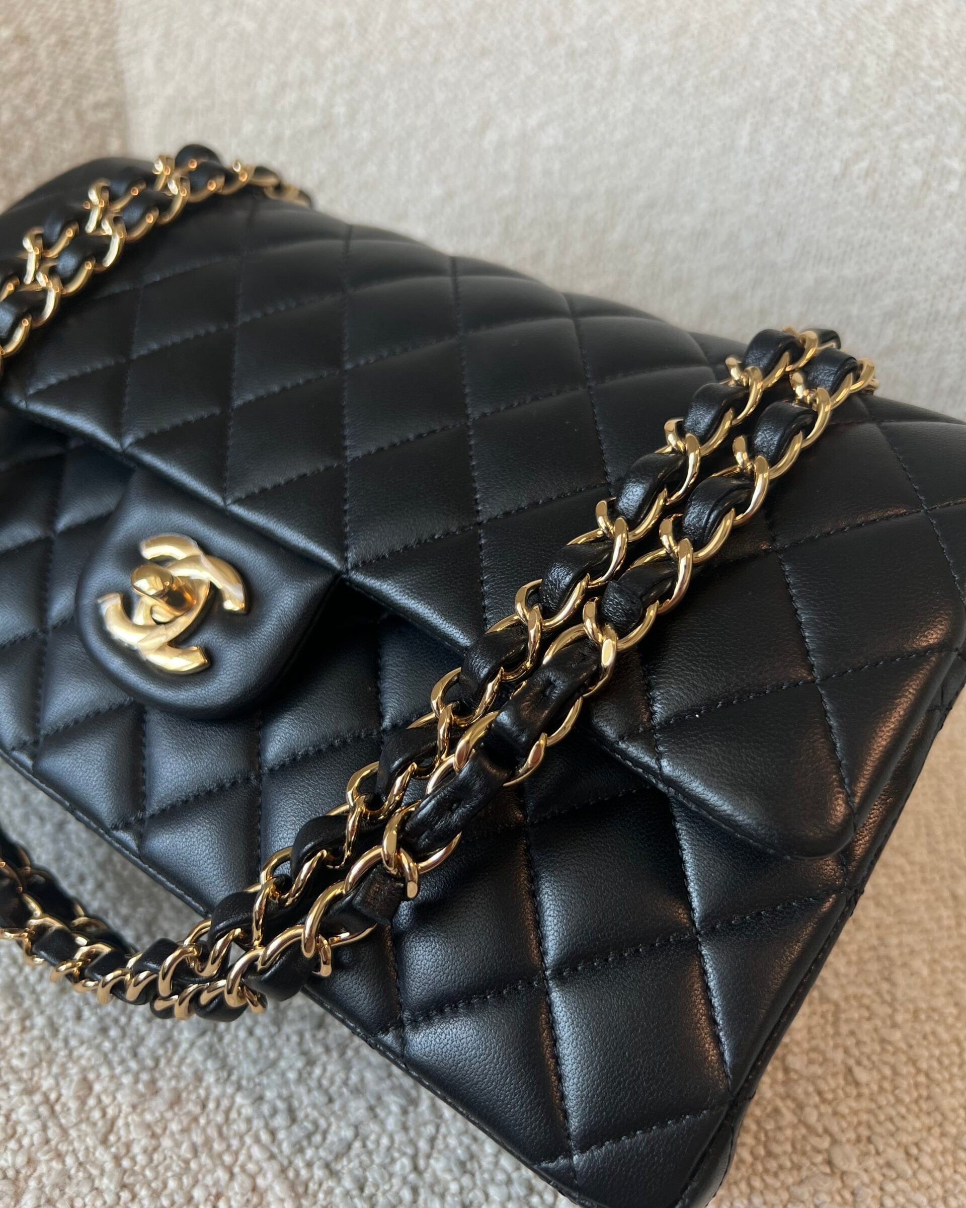 CHANEL Handbag Black Lambskin Quilted Classic Flap Medium GHW -Knockoff
