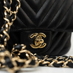 CHANEL Handbag Black Mini Square Black Lambskin Chevron Flap LGHW -Knockoff
