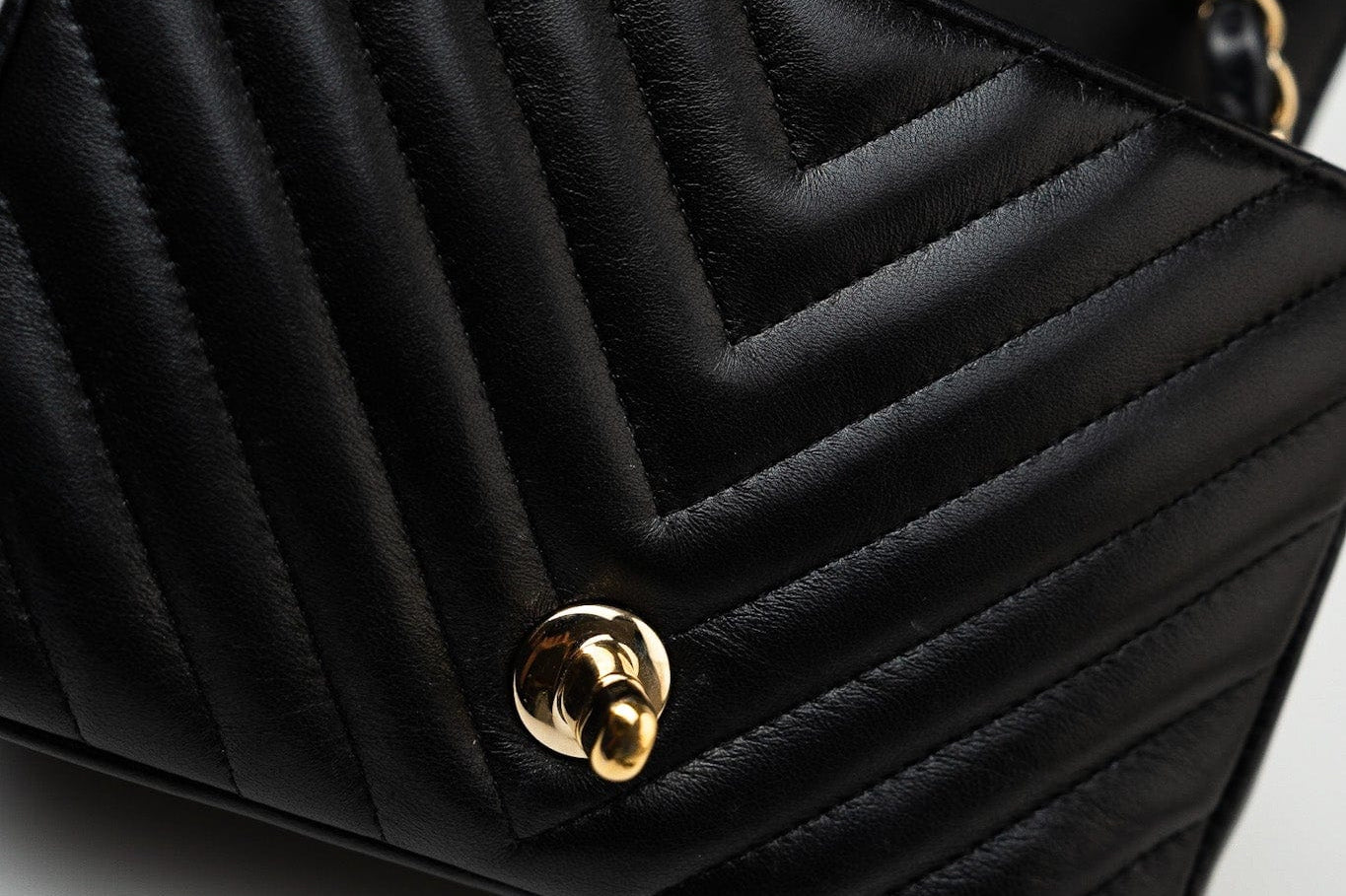 CHANEL Handbag Black Mini Square Black Lambskin Chevron Flap LGHW -Knockoff
