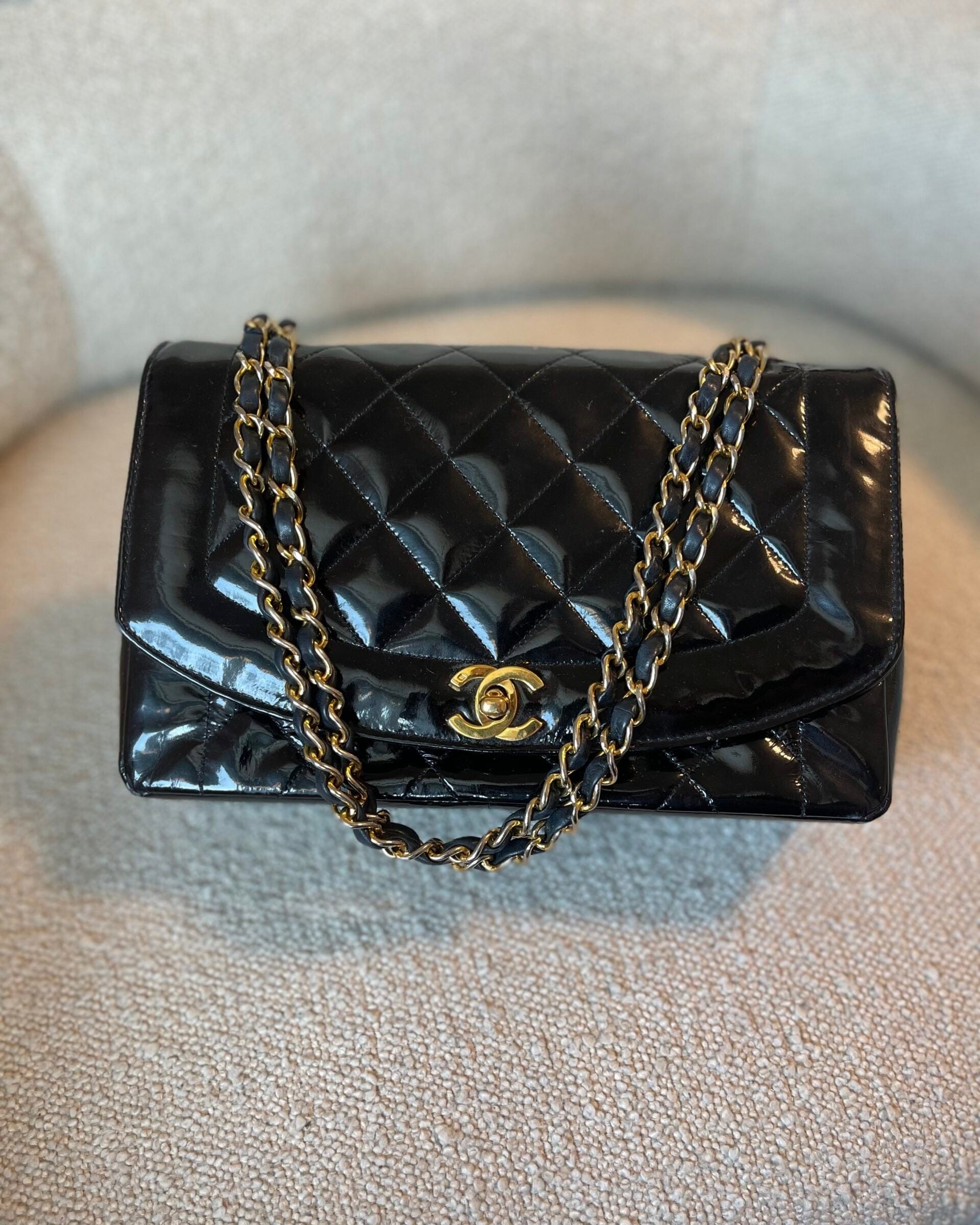 CHANEL Handbag Black Vintage Black Patent Quilted Diana Flap Medium GHW -Knockoff
