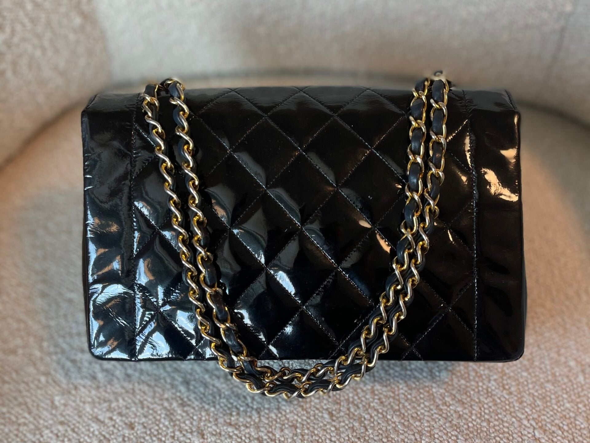 CHANEL Handbag Black Vintage Black Patent Quilted Diana Flap Medium GHW -Knockoff
