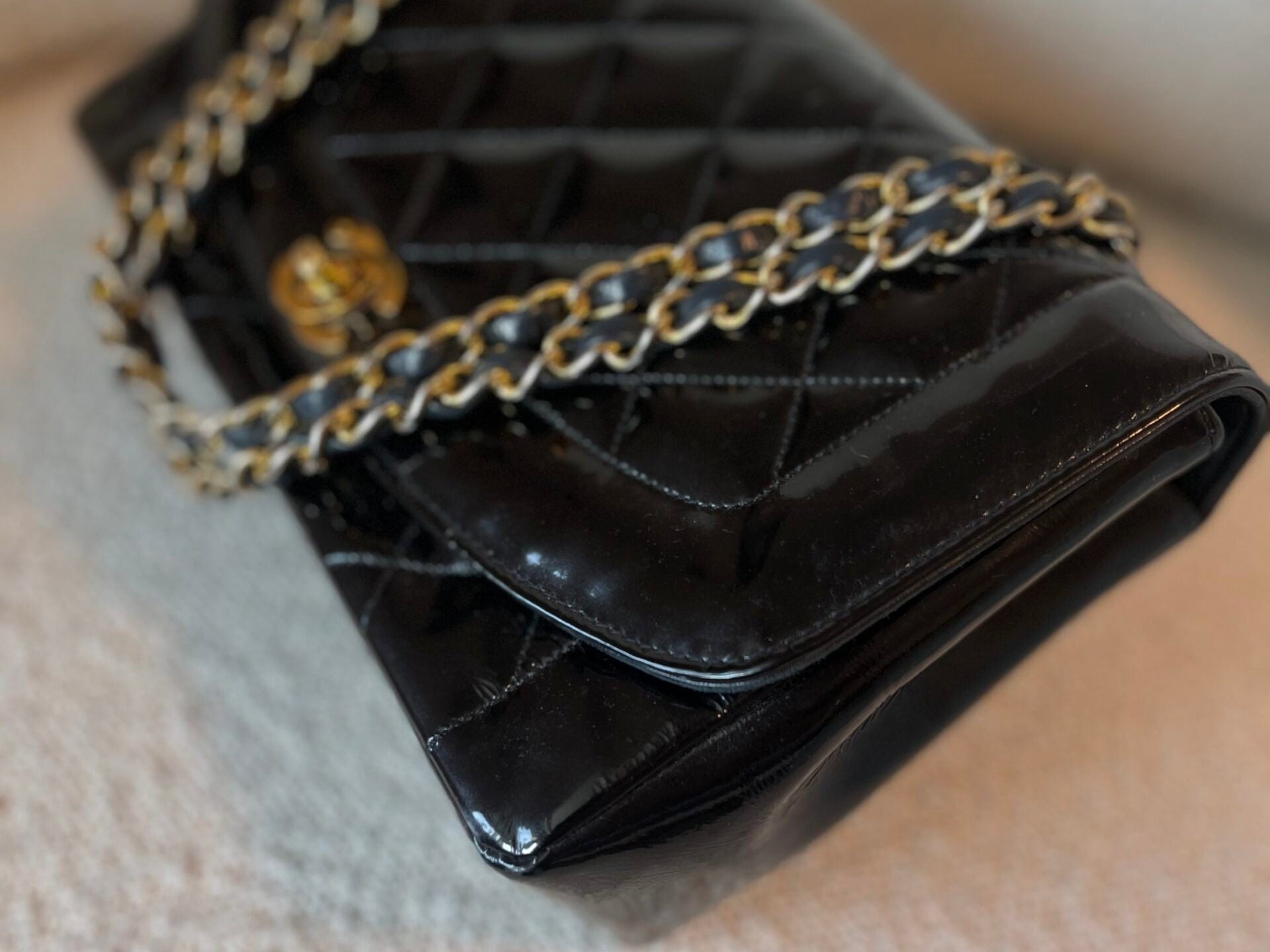 CHANEL Handbag Black Vintage Black Patent Quilted Diana Flap Medium GHW -Knockoff
