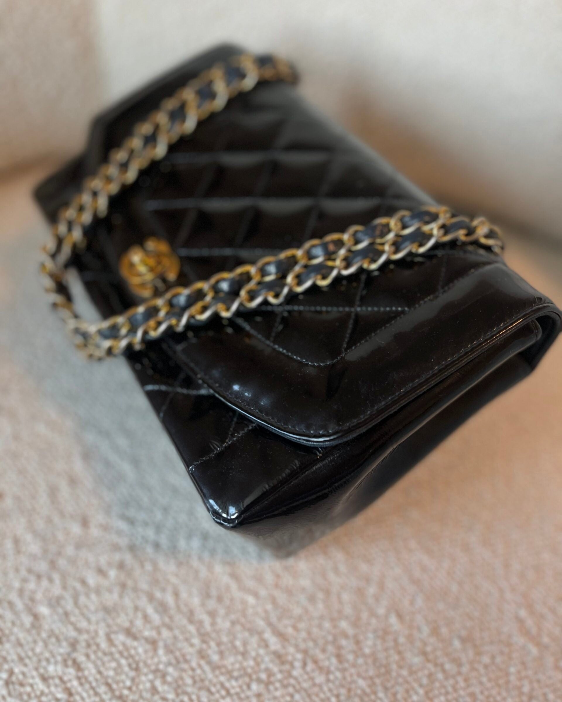 CHANEL Handbag Black Vintage Black Patent Quilted Diana Flap Medium GHW -Knockoff
