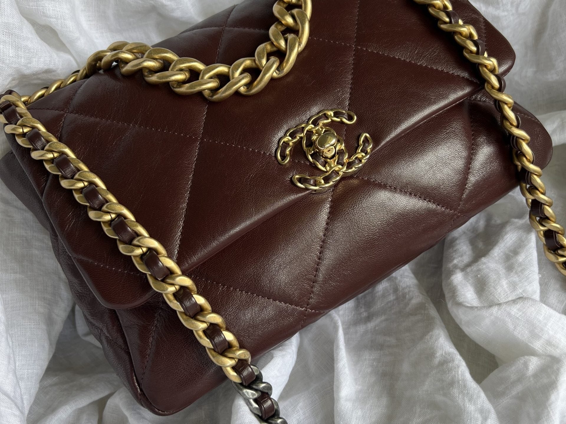 CHANEL Handbag Burgundy Goatskin Quilted 19 Flap Medium/Large Mixed Hardware -Knockoff
