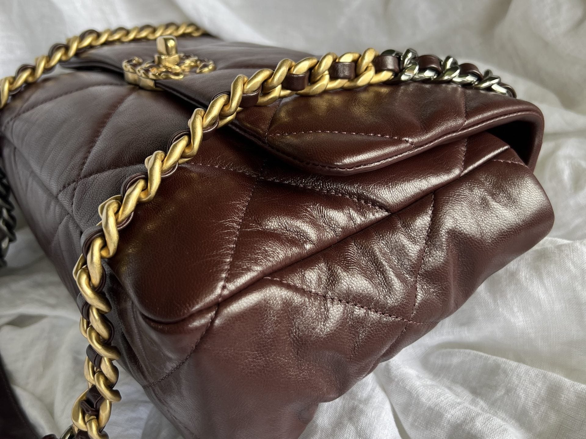 CHANEL Handbag Burgundy Goatskin Quilted 19 Flap Medium/Large Mixed Hardware -Knockoff
