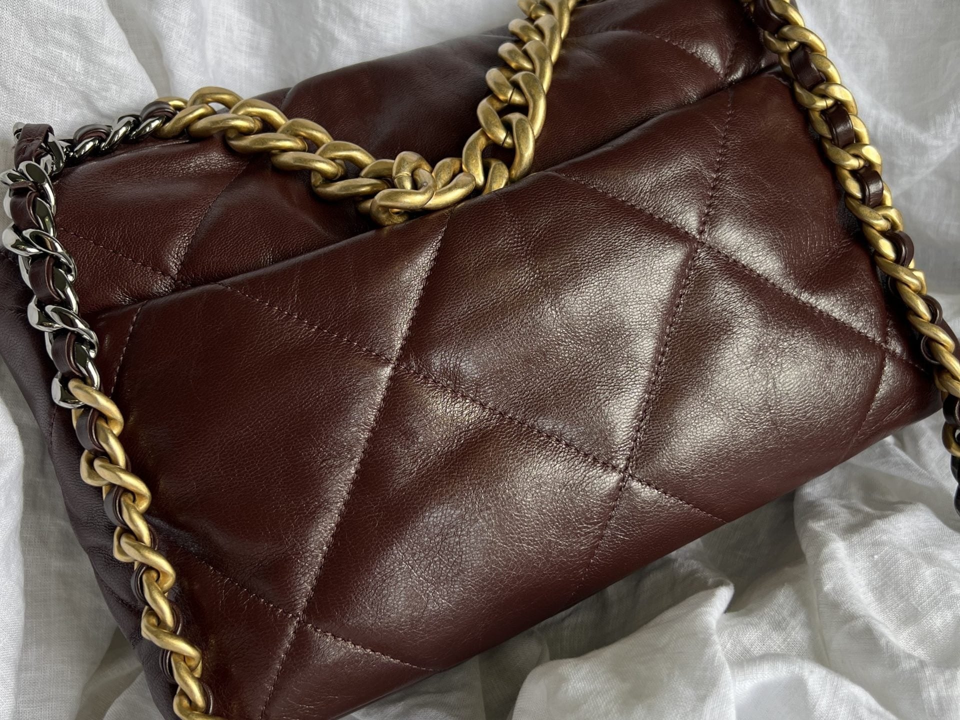 CHANEL Handbag Burgundy Goatskin Quilted 19 Flap Medium/Large Mixed Hardware -Knockoff
