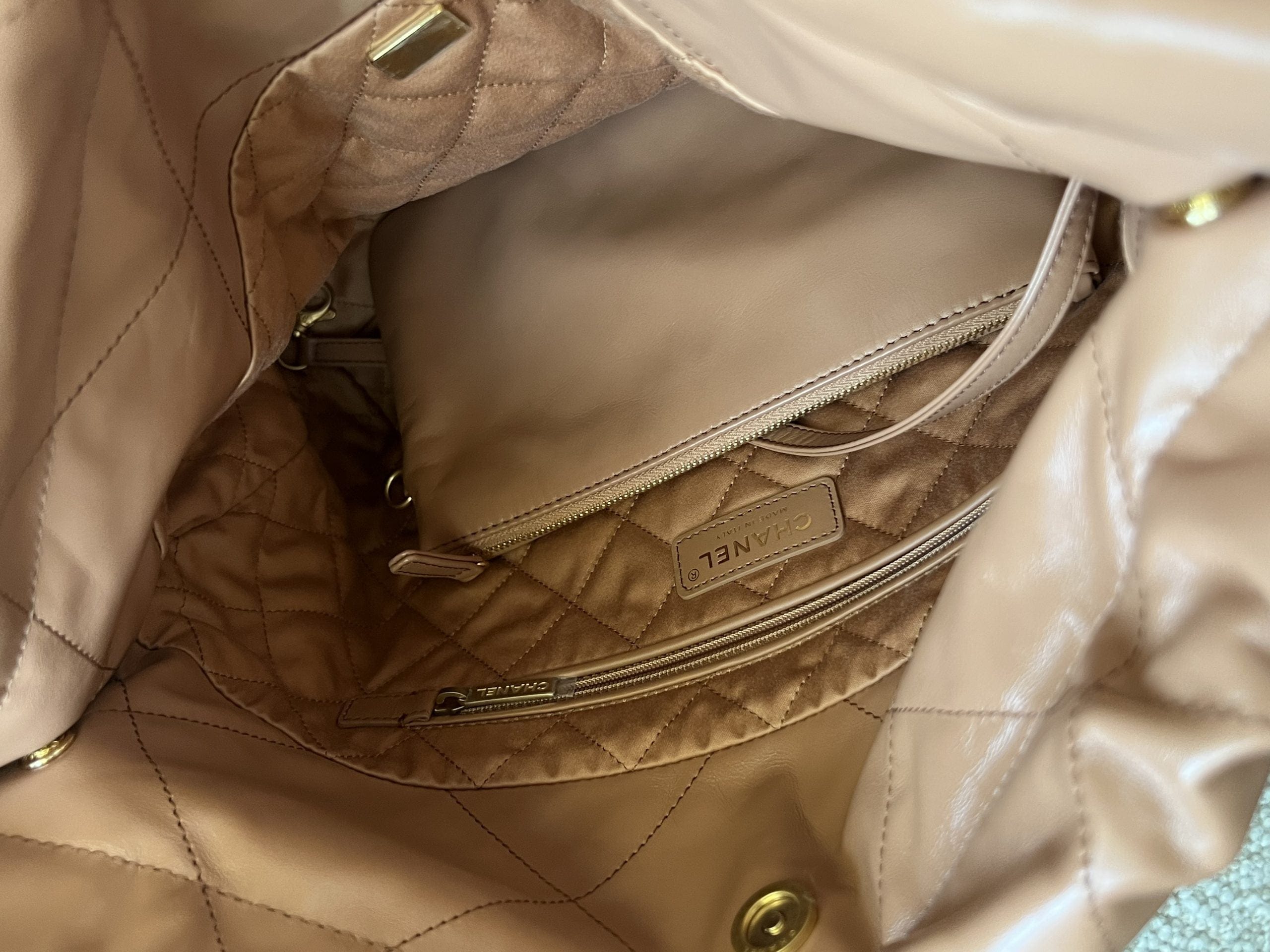 CHANEL Handbag Caramel Shiny Calfskin Quilted 22 Drawstring Bag Small GHW -Knockoff
