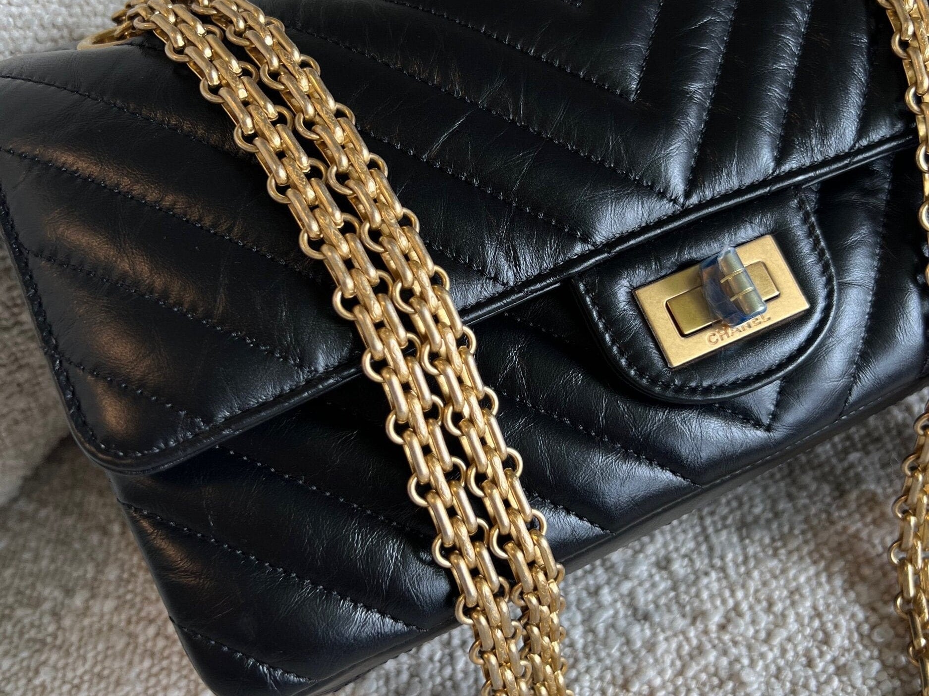 CHANEL Handbag Chanel 21K Reissue 2.55 Black Chevron Aged Calfskin Quilted 225 (Medium) AGHW -Knockoff
