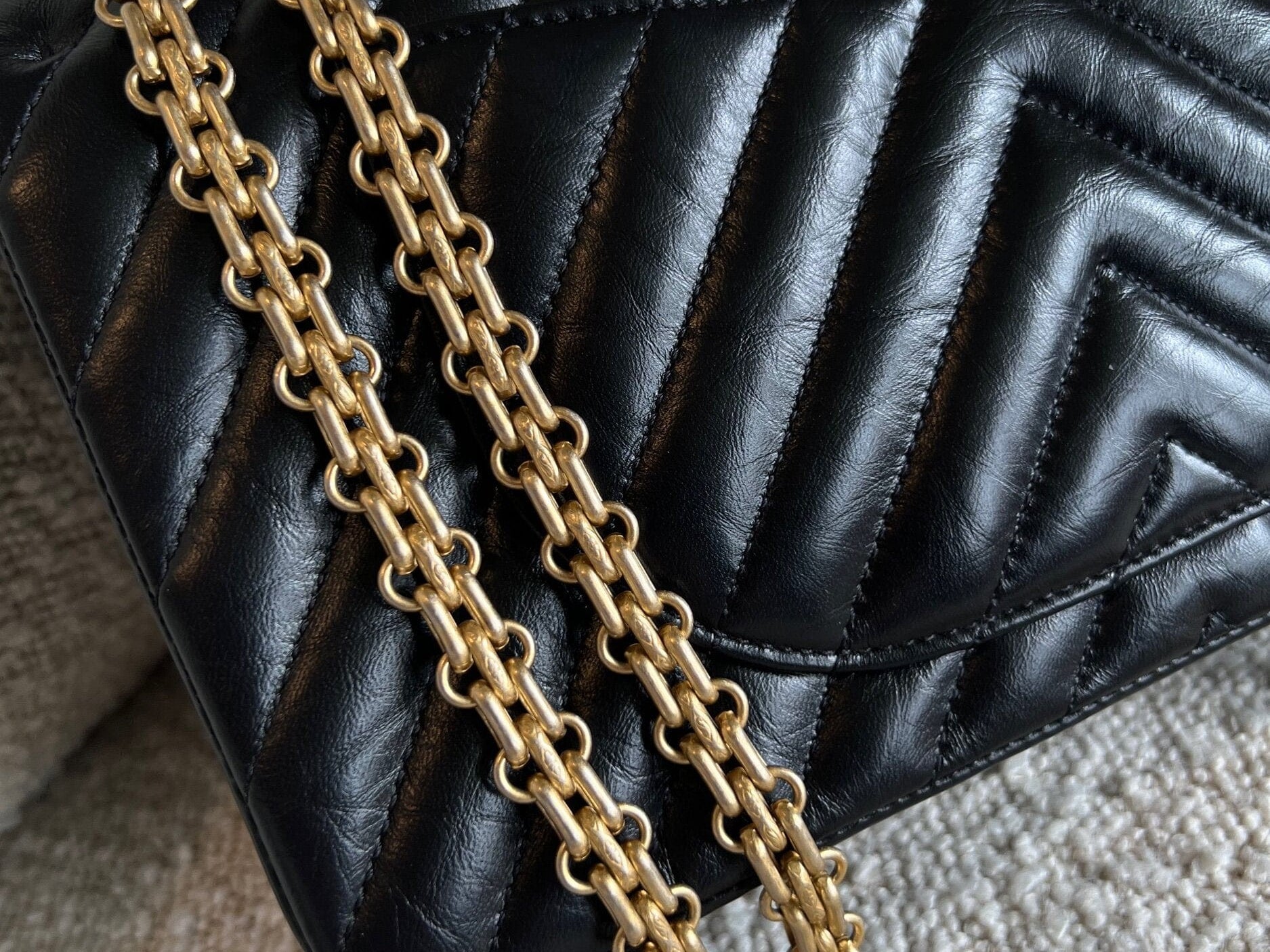 CHANEL Handbag Chanel 21K Reissue 2.55 Black Chevron Aged Calfskin Quilted 225 (Medium) AGHW -Knockoff
