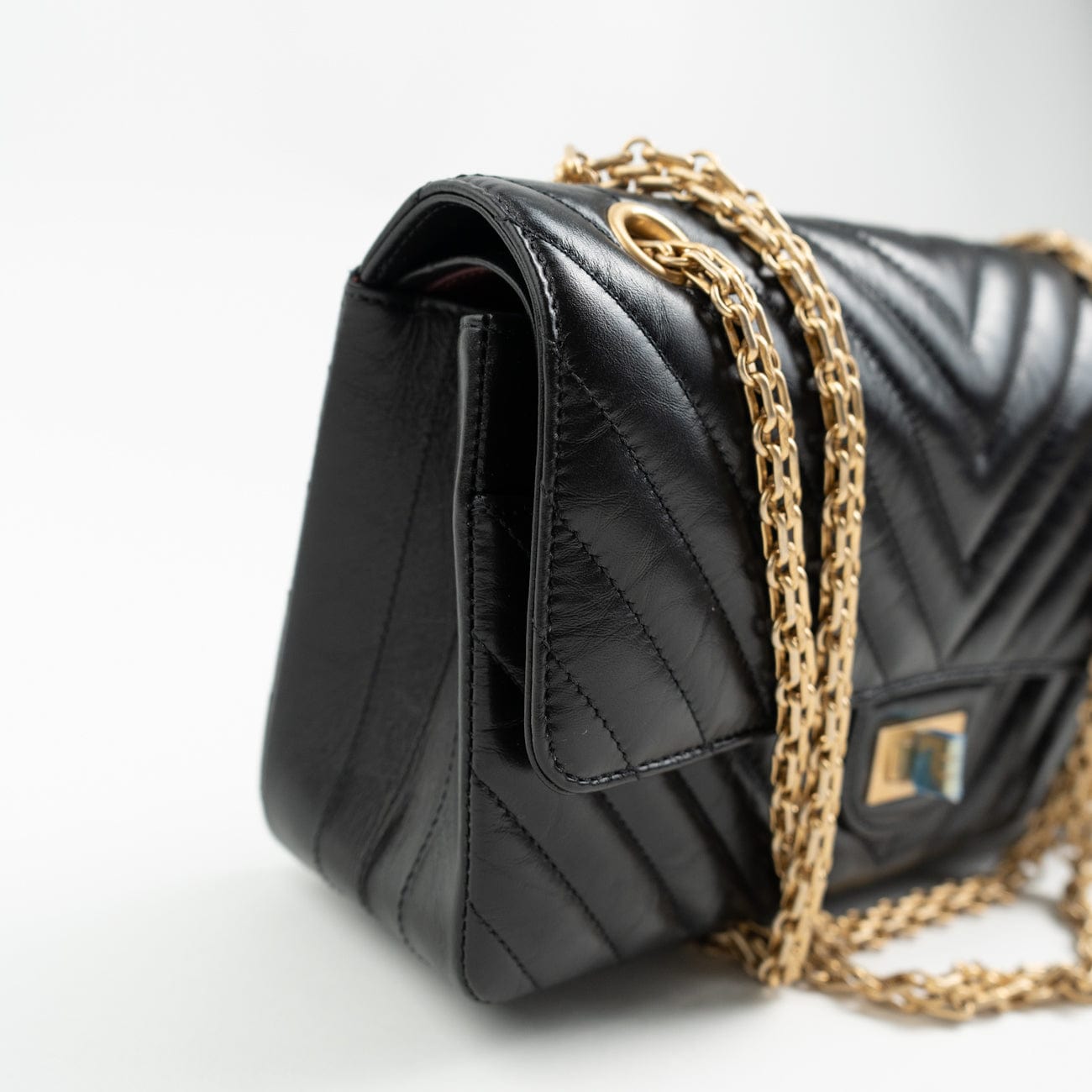 CHANEL Handbag Chanel 21K Reissue 2.55 Black Chevron Aged Calfskin Quilted 225 (Medium) AGHW -Knockoff
