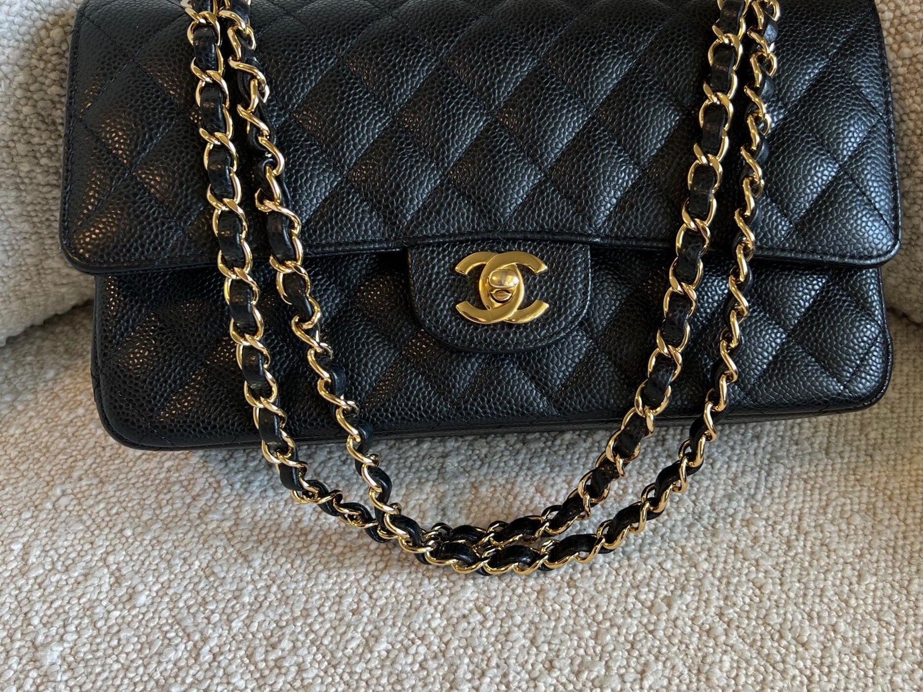 CHANEL Handbag Chanel Black Caviar Quilted Classic Flap Medium GHW -Knockoff
