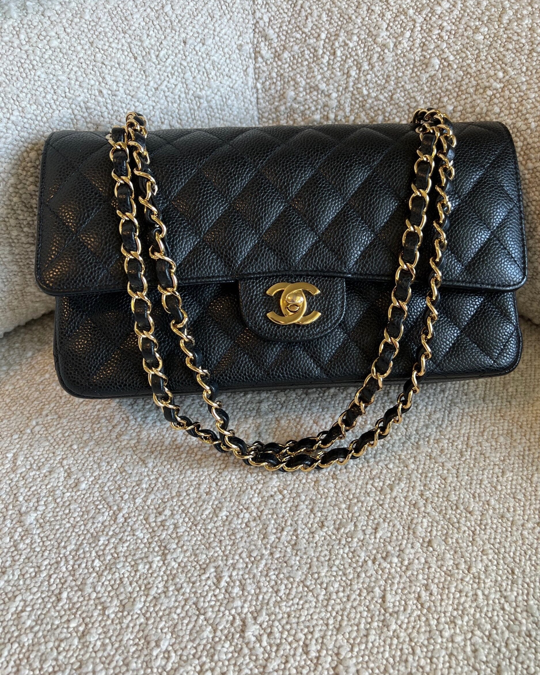 CHANEL Handbag Chanel Black Caviar Quilted Classic Flap Medium GHW -Knockoff
