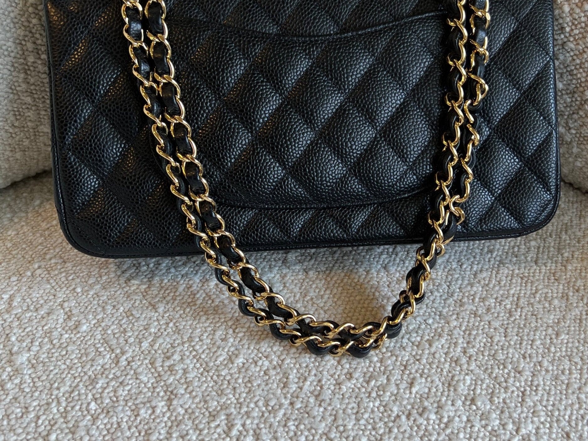 CHANEL Handbag Chanel Black Caviar Quilted Classic Flap Medium GHW -Knockoff
