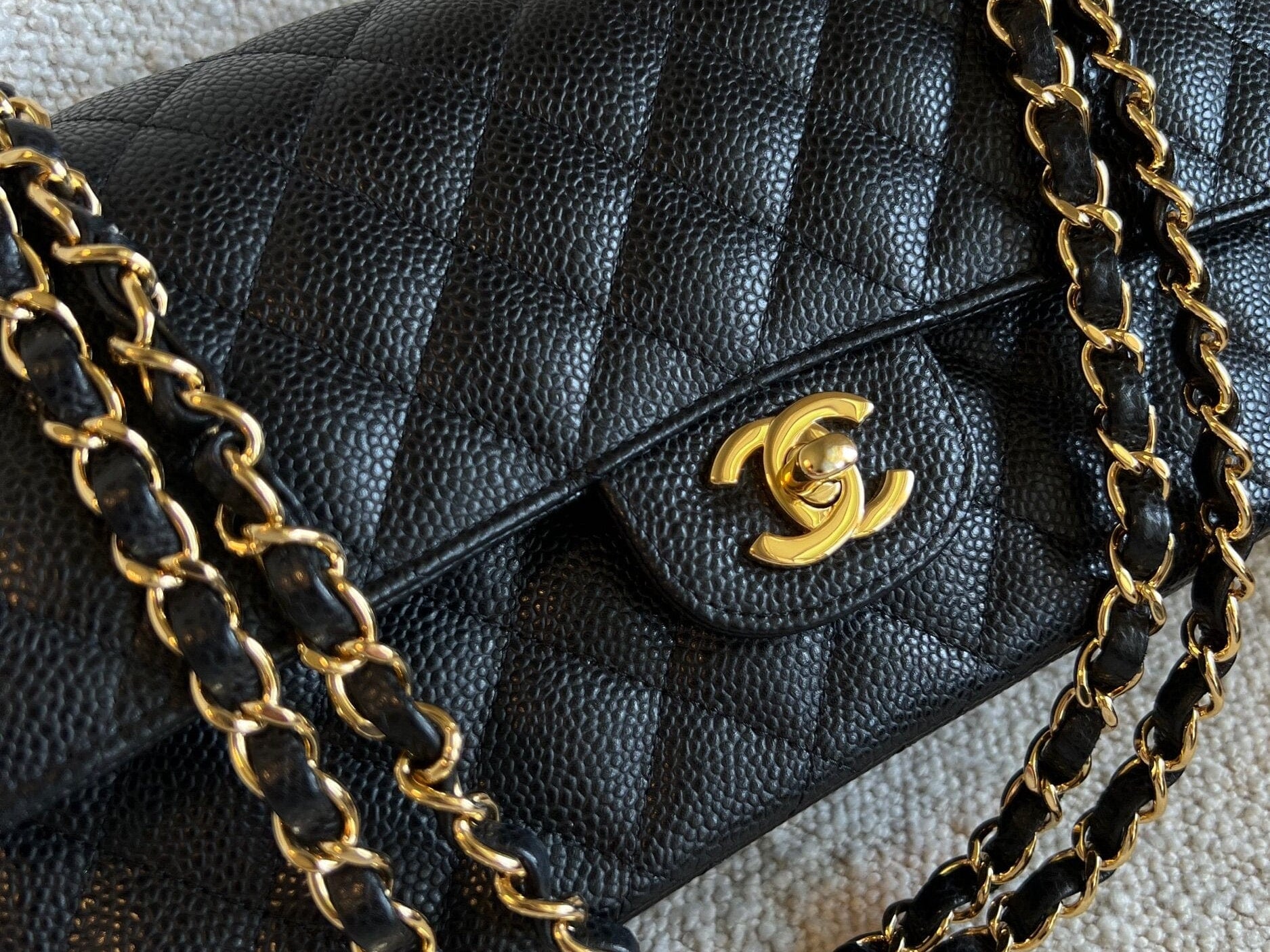 CHANEL Handbag Chanel Black Caviar Quilted Classic Flap Medium GHW -Knockoff
