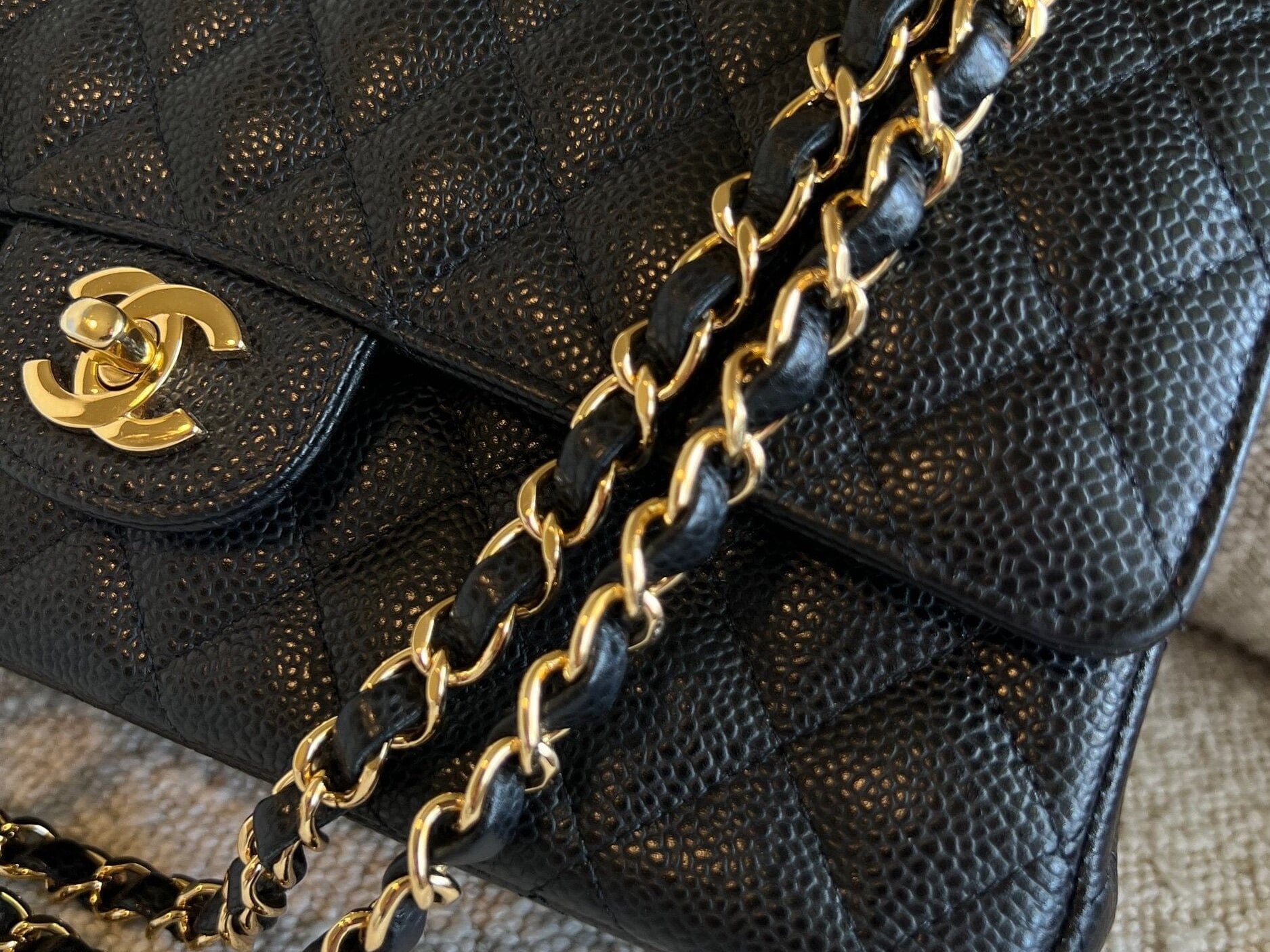 CHANEL Handbag Chanel Black Caviar Quilted Classic Flap Medium GHW -Knockoff
