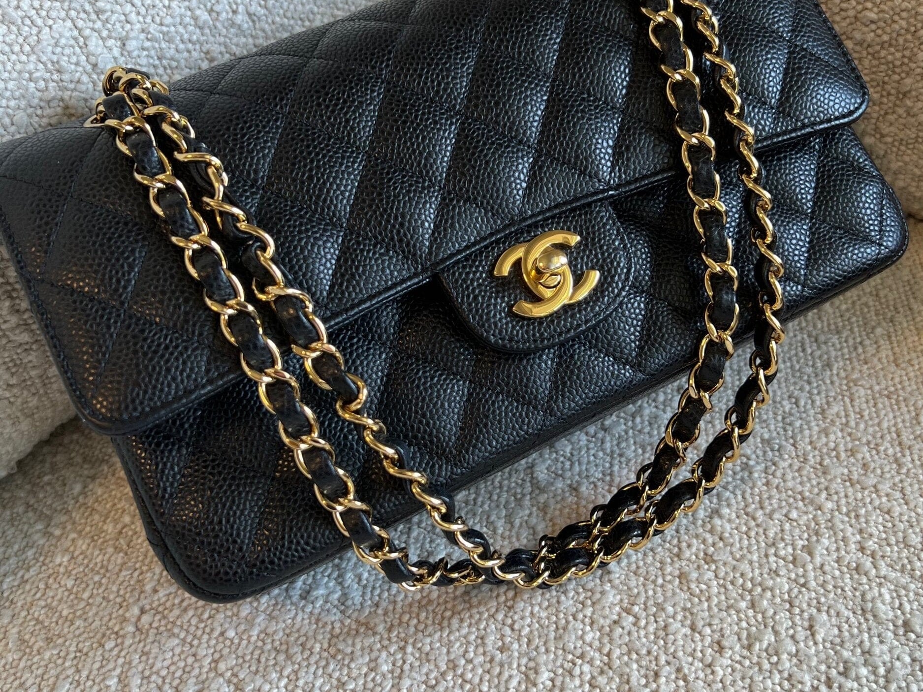 CHANEL Handbag Chanel Black Caviar Quilted Classic Flap Medium GHW -Knockoff
