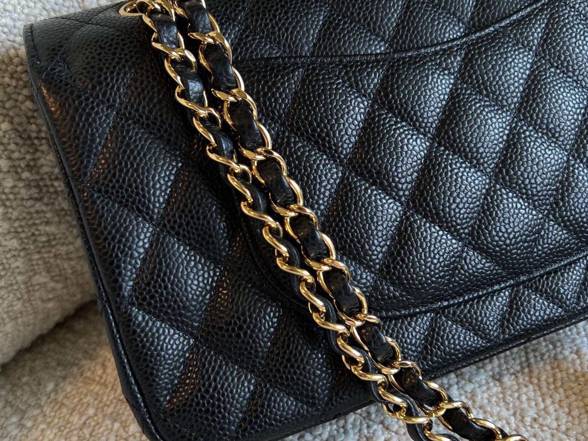 CHANEL Handbag Chanel Black Caviar Quilted Classic Flap Medium GHW -Knockoff
